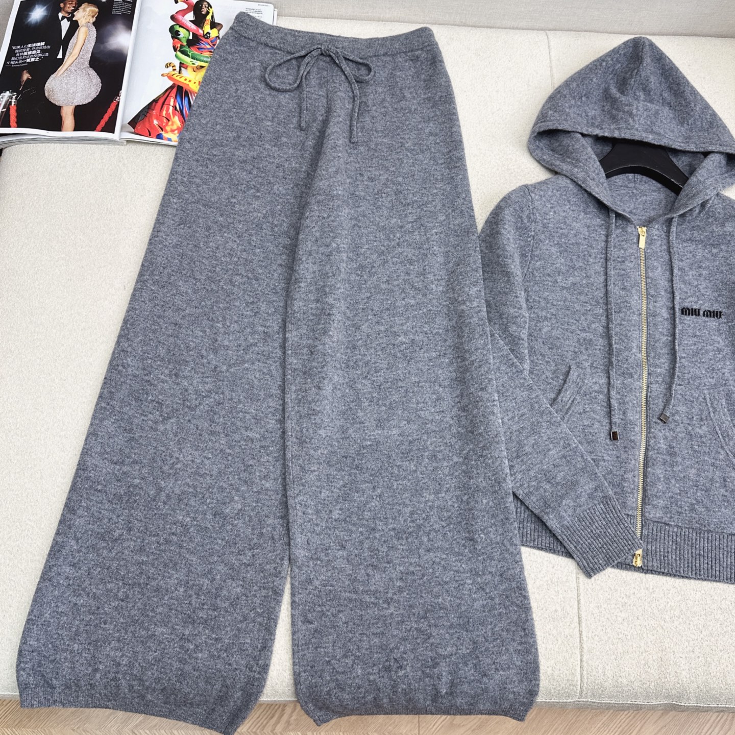 缪式穿搭 Miu 25Ss————秋冬最新款羊毛休闲套装🩶连帽外套+松紧腰直筒裤 日常必备款 出街穿搭也