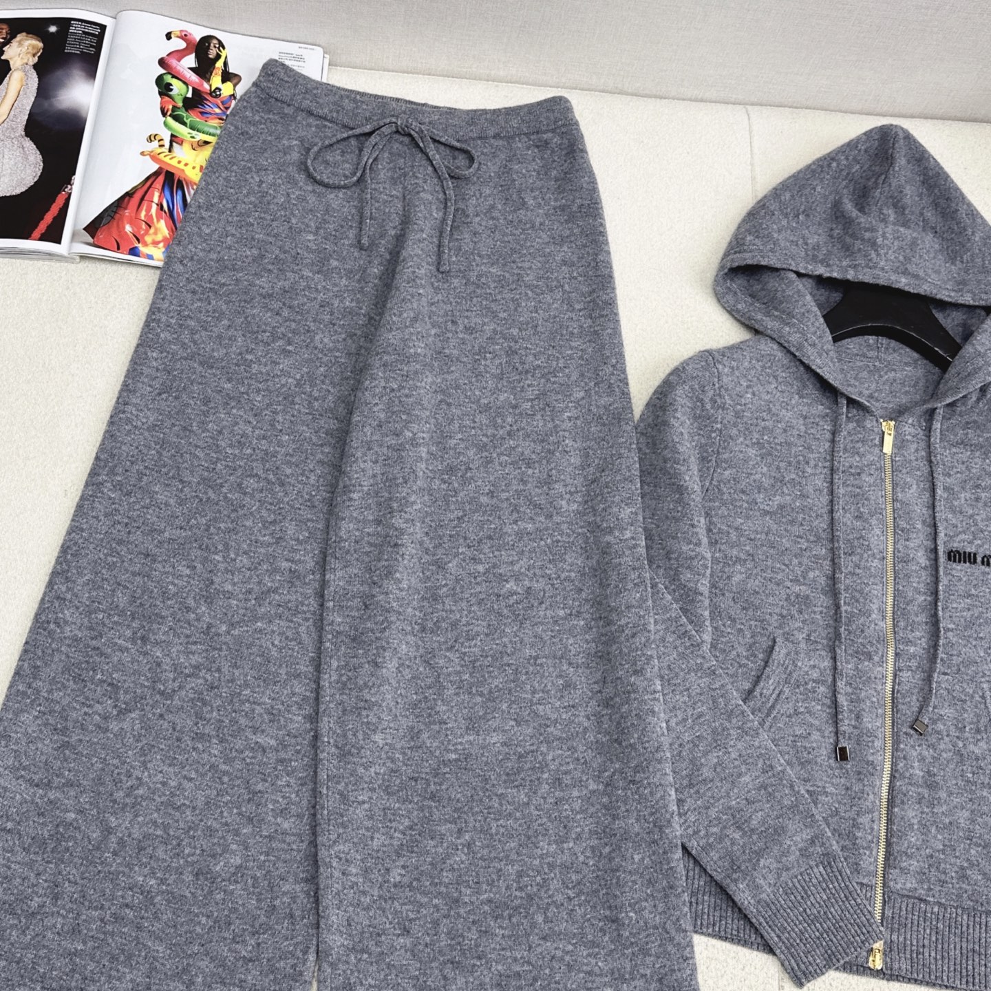 缪式穿搭 Miu 25Ss————秋冬最新款羊毛休闲套装🩶连帽外套+松紧腰直筒裤 日常必备款 出街穿搭也