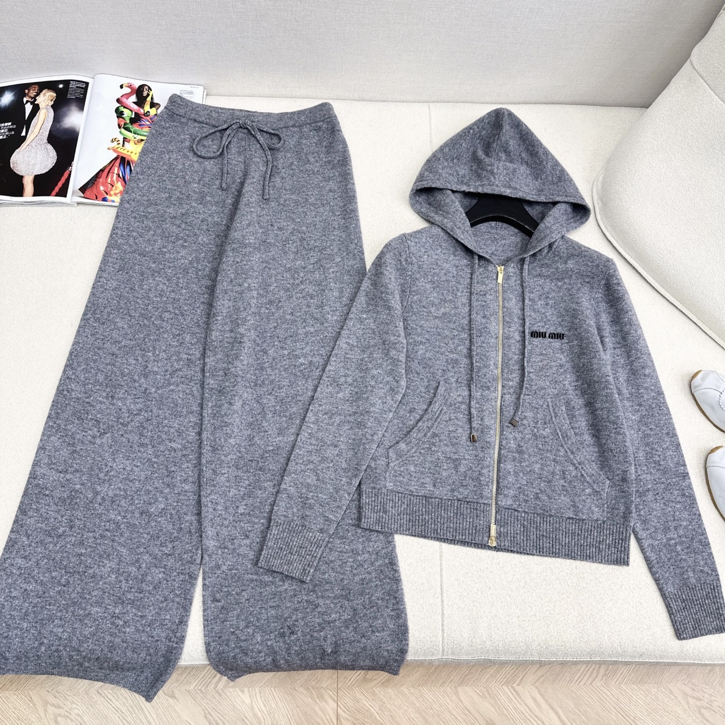 缪式穿搭 Miu 25Ss————秋冬最新款羊毛休闲套装🩶连帽外套+松紧腰直筒裤 日常必备款 出街穿搭也