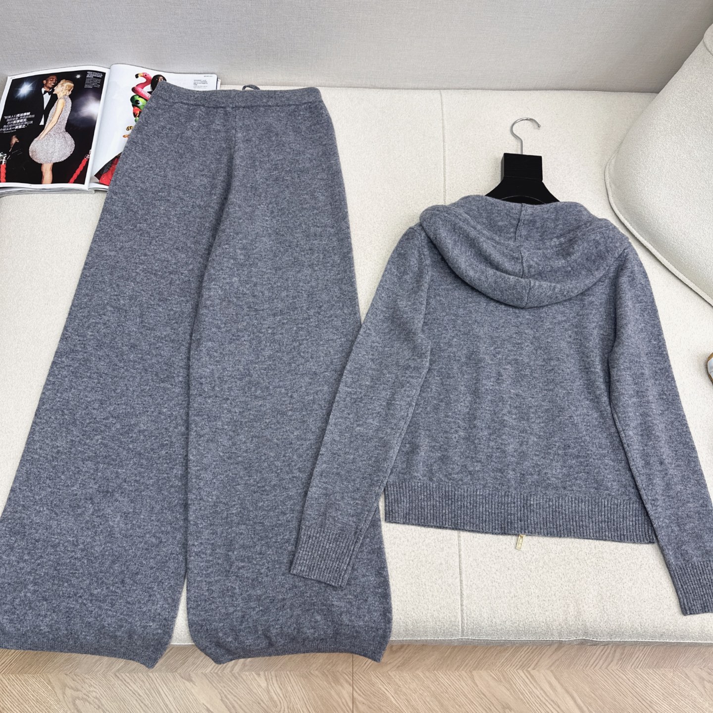 缪式穿搭 Miu 25Ss————秋冬最新款羊毛休闲套装🩶连帽外套+松紧腰直筒裤 日常必备款 出街穿搭也