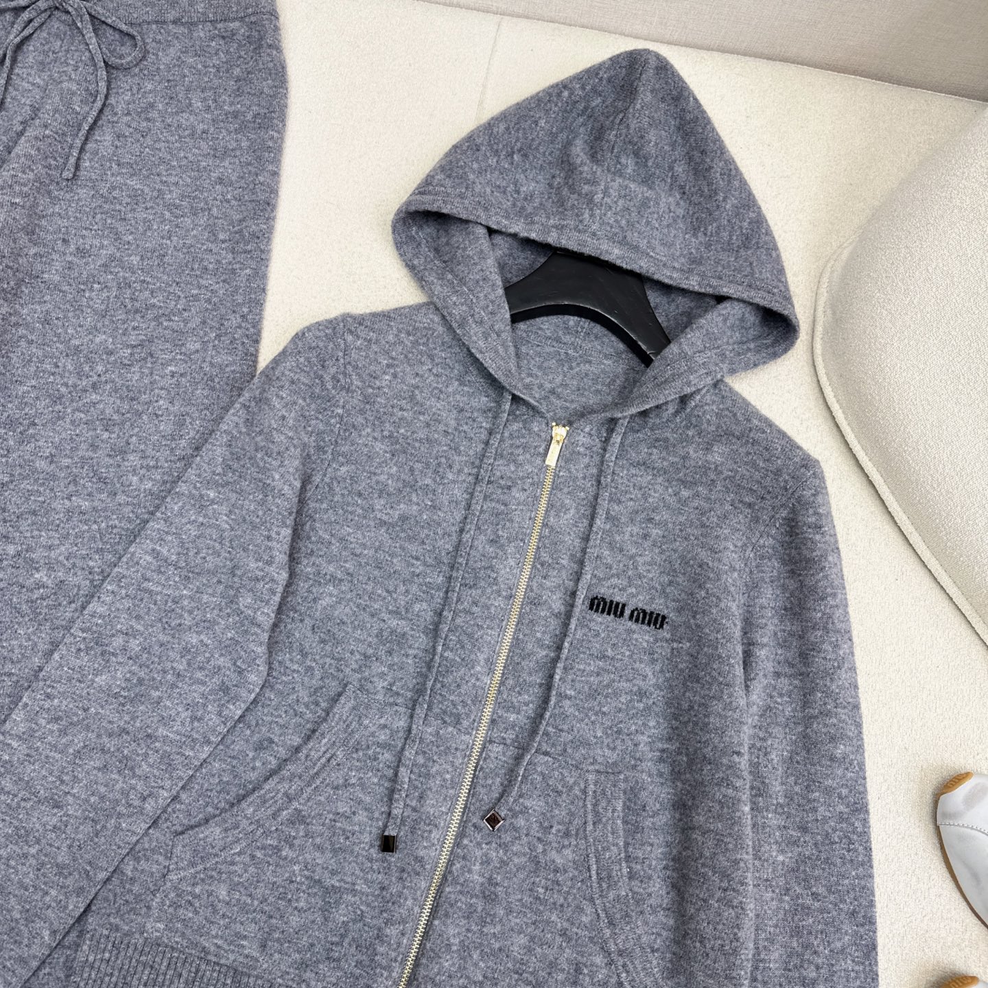 缪式穿搭 Miu 25Ss————秋冬最新款羊毛休闲套装🩶连帽外套+松紧腰直筒裤 日常必备款 出街穿搭也