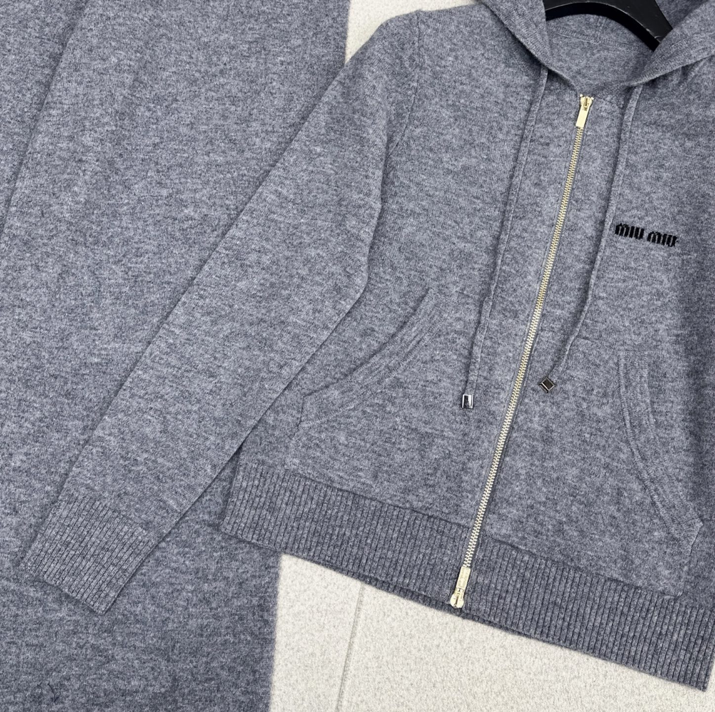 缪式穿搭 Miu 25Ss————秋冬最新款羊毛休闲套装🩶连帽外套+松紧腰直筒裤 日常必备款 出街穿搭也