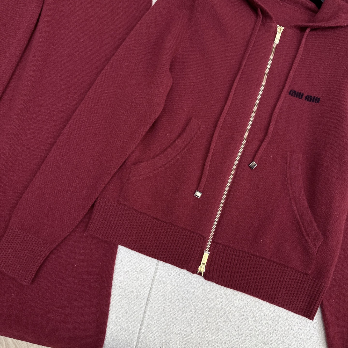 缪式穿搭 Miu 25Ss————秋冬最新款羊毛休闲套装🩶连帽外套+松紧腰直筒裤 日常必备款 出街穿搭也