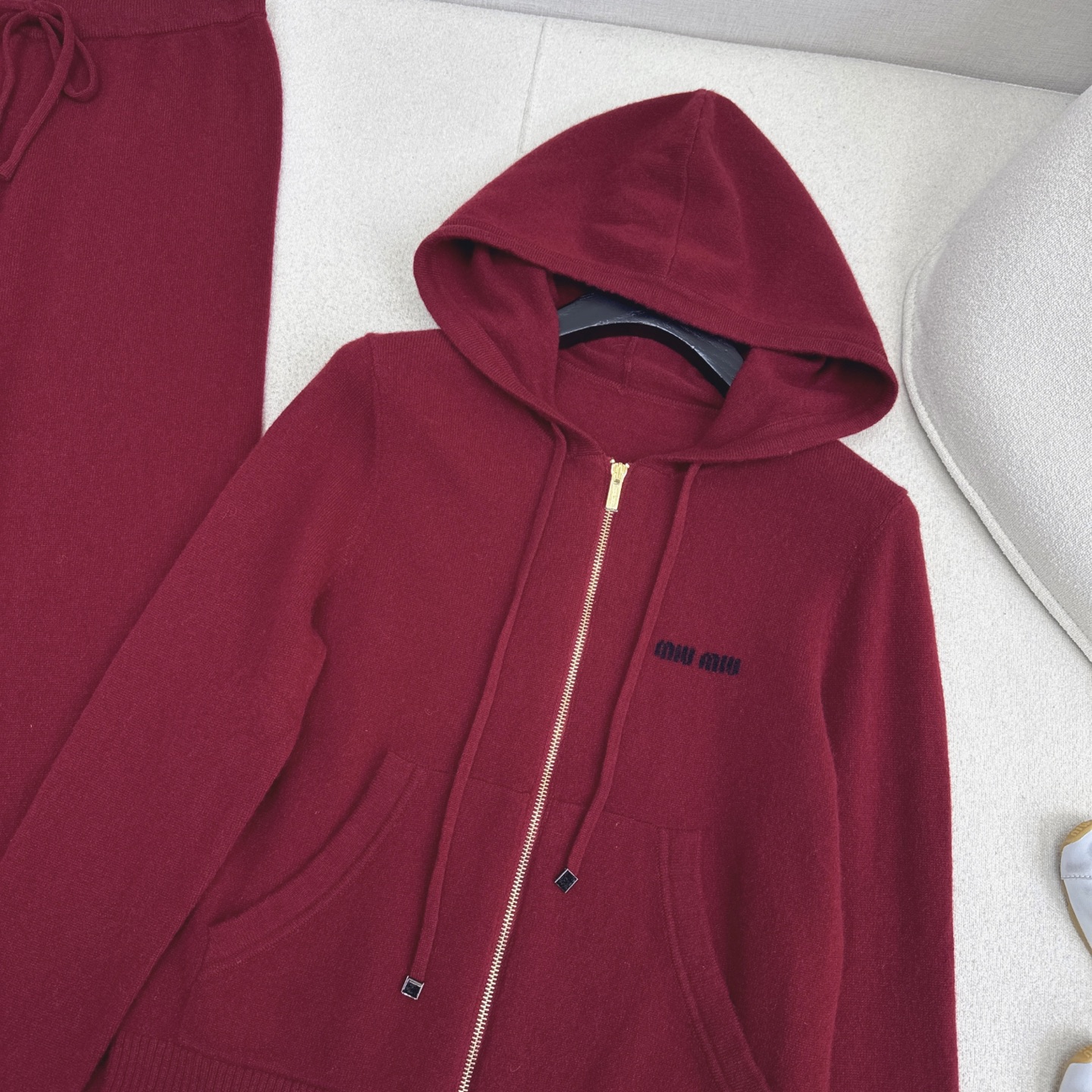 缪式穿搭 Miu 25Ss————秋冬最新款羊毛休闲套装🩶连帽外套+松紧腰直筒裤 日常必备款 出街穿搭也