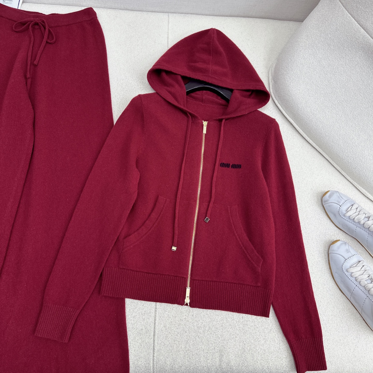 缪式穿搭 Miu 25Ss————秋冬最新款羊毛休闲套装🩶连帽外套+松紧腰直筒裤 日常必备款 出街穿搭也