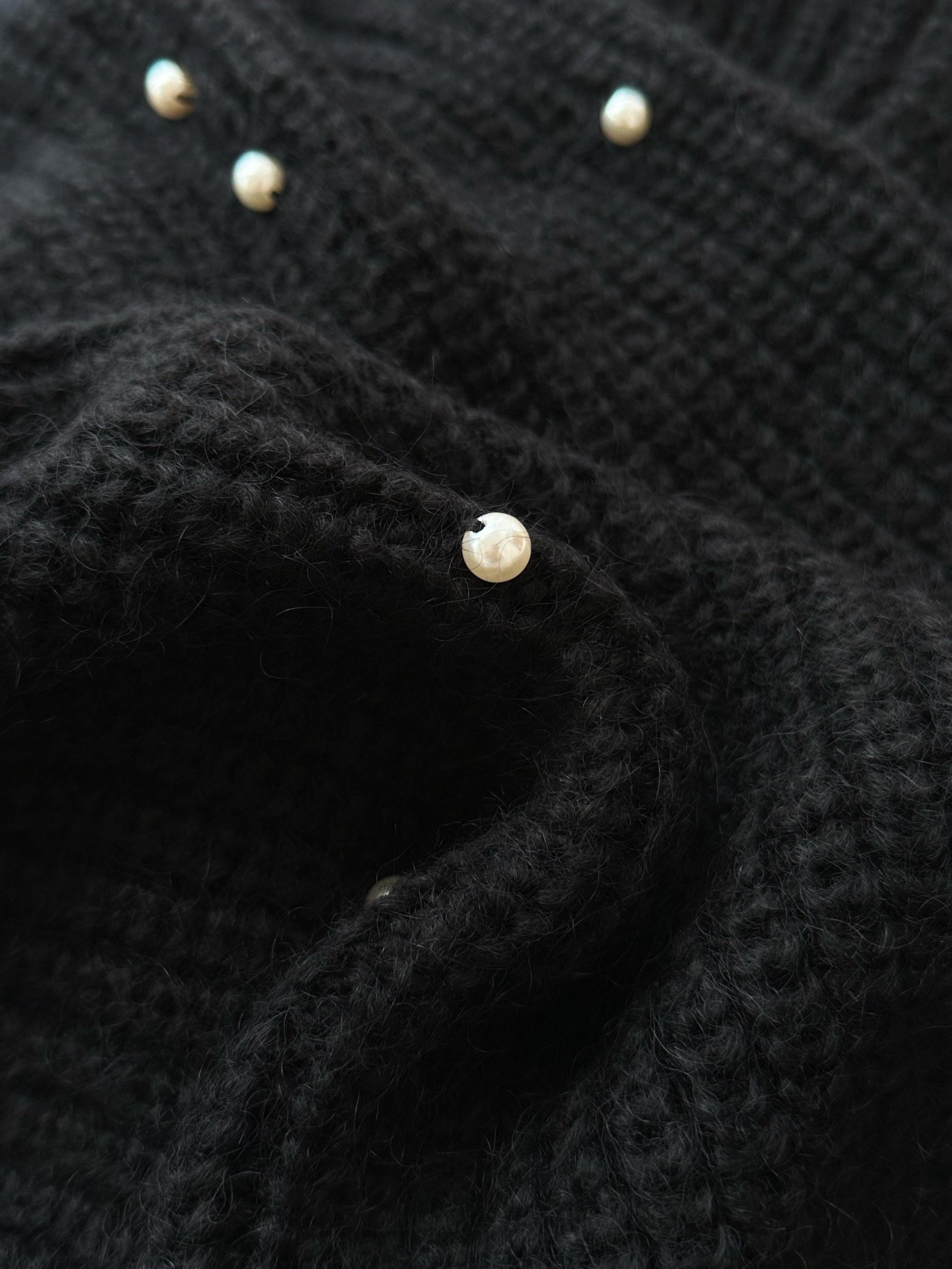 /新款圆领针织毛衫选用高比例马海毛纱线柔软的纤维特性蓬松厚实3针1*1珠地一粒粒紧凑排列稍显凹凸的肌理感