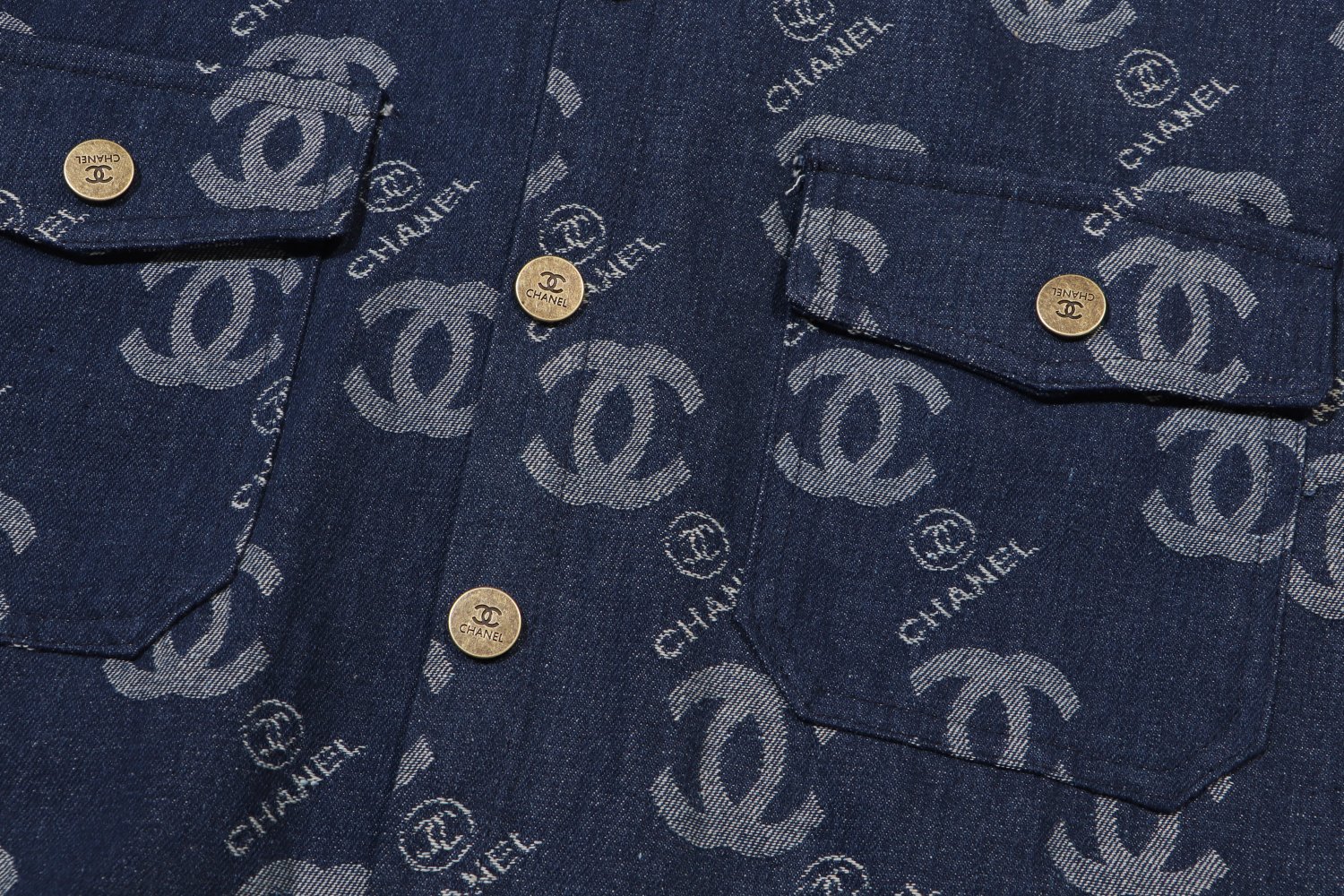 Fashion Alert: Chanel24s Cowboy Jacket, Oversized & Stylish with Fragrance Details, Perfect for Men - 图片 8