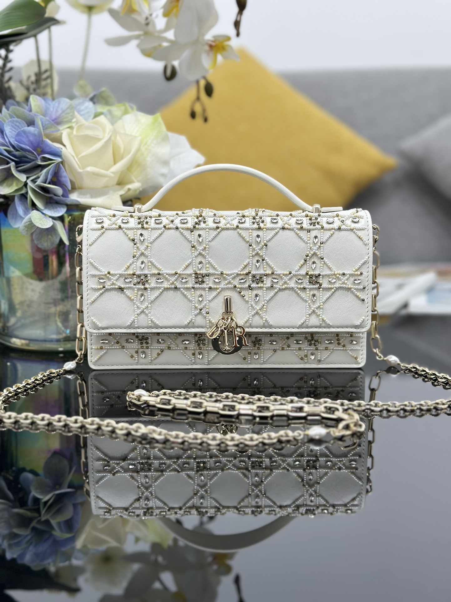 ❤❤ Cuentas doradas bordadas Miss Dior, un nuevo producto de la serie de bolsos con cadena, elegante y práctico. La sola…