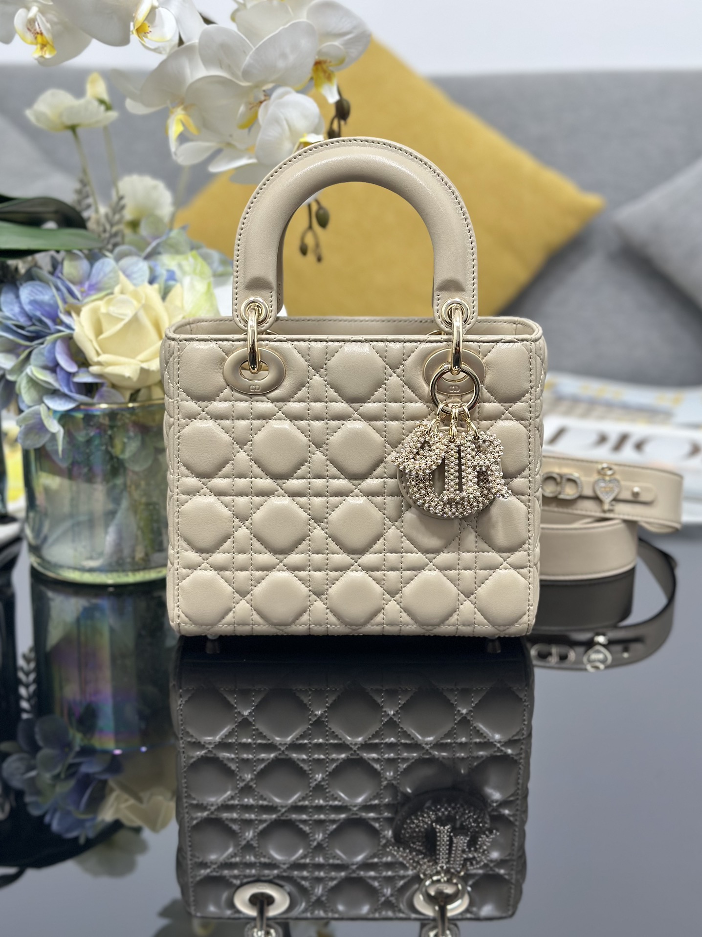 ❤️Lady Dior Mi hebilla de perlas de piel de oveja de cuatro celosías, con tendones de oveja en el interior y tres nueva…