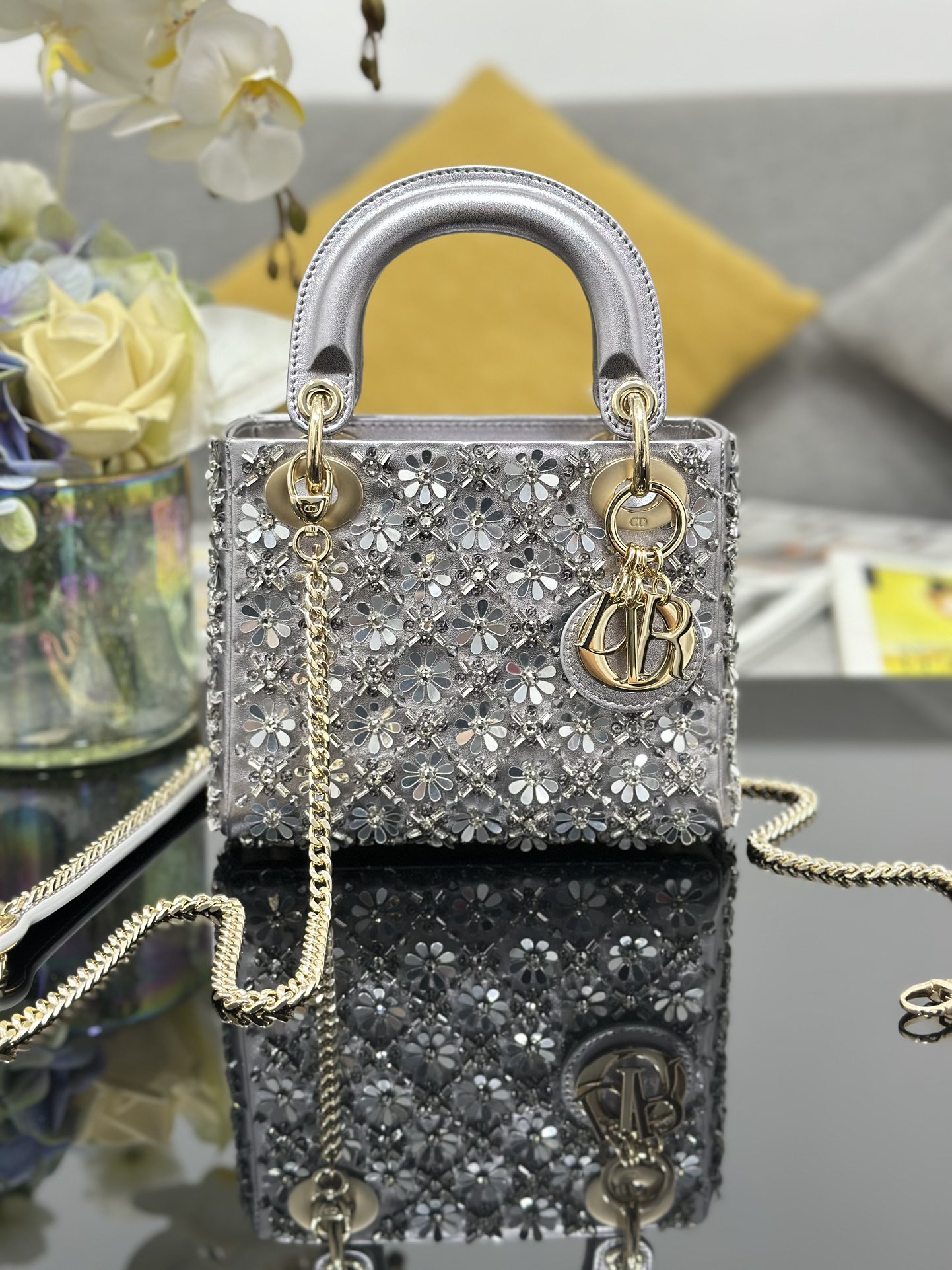 ❤️Cuentas plateadas de flor de ciruelo bordadas de tres marcos de Lady Dior, con tendones de oveja en el interior, exqu…