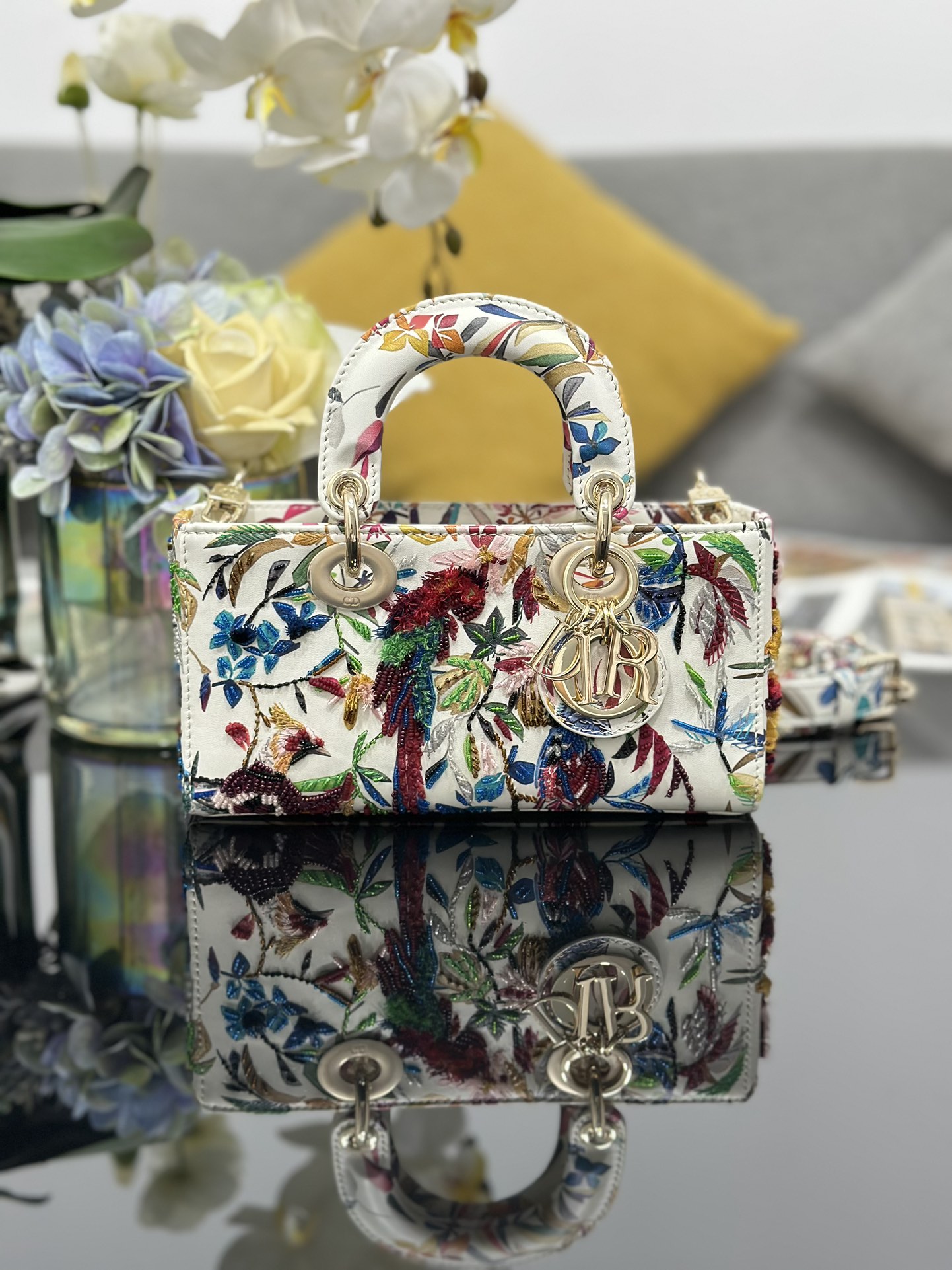 Dior Lady D-Joy Small Bag Embroidery Parrot Beaded Handbag, 22 x 12 x 6 cm 2 i1752250751 4372 9