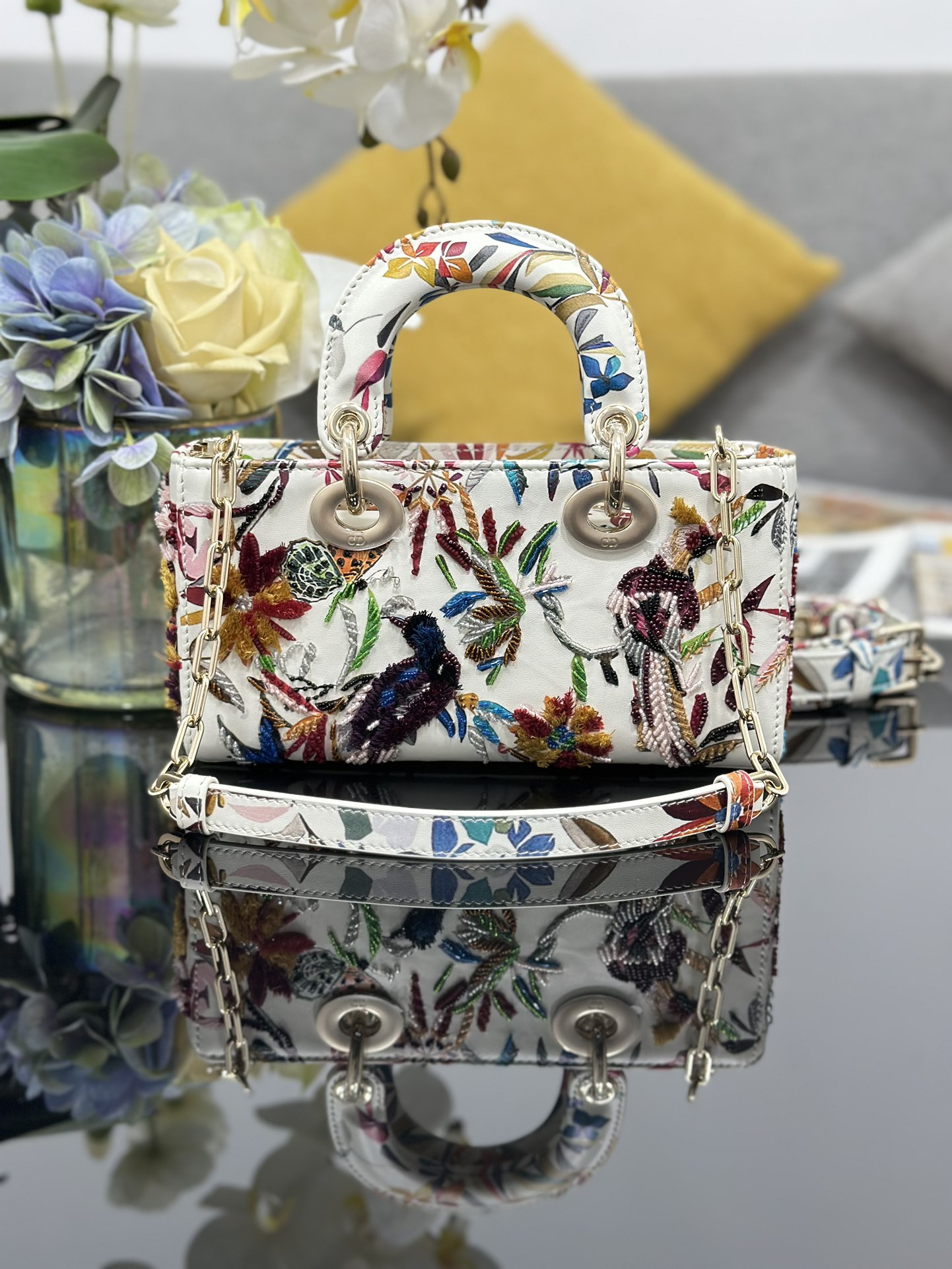 Dior Lady D-Joy Small Bag Embroidery Parrot Beaded Handbag, 22 x 12 x 6 cm 3 i1752250751 9960 8