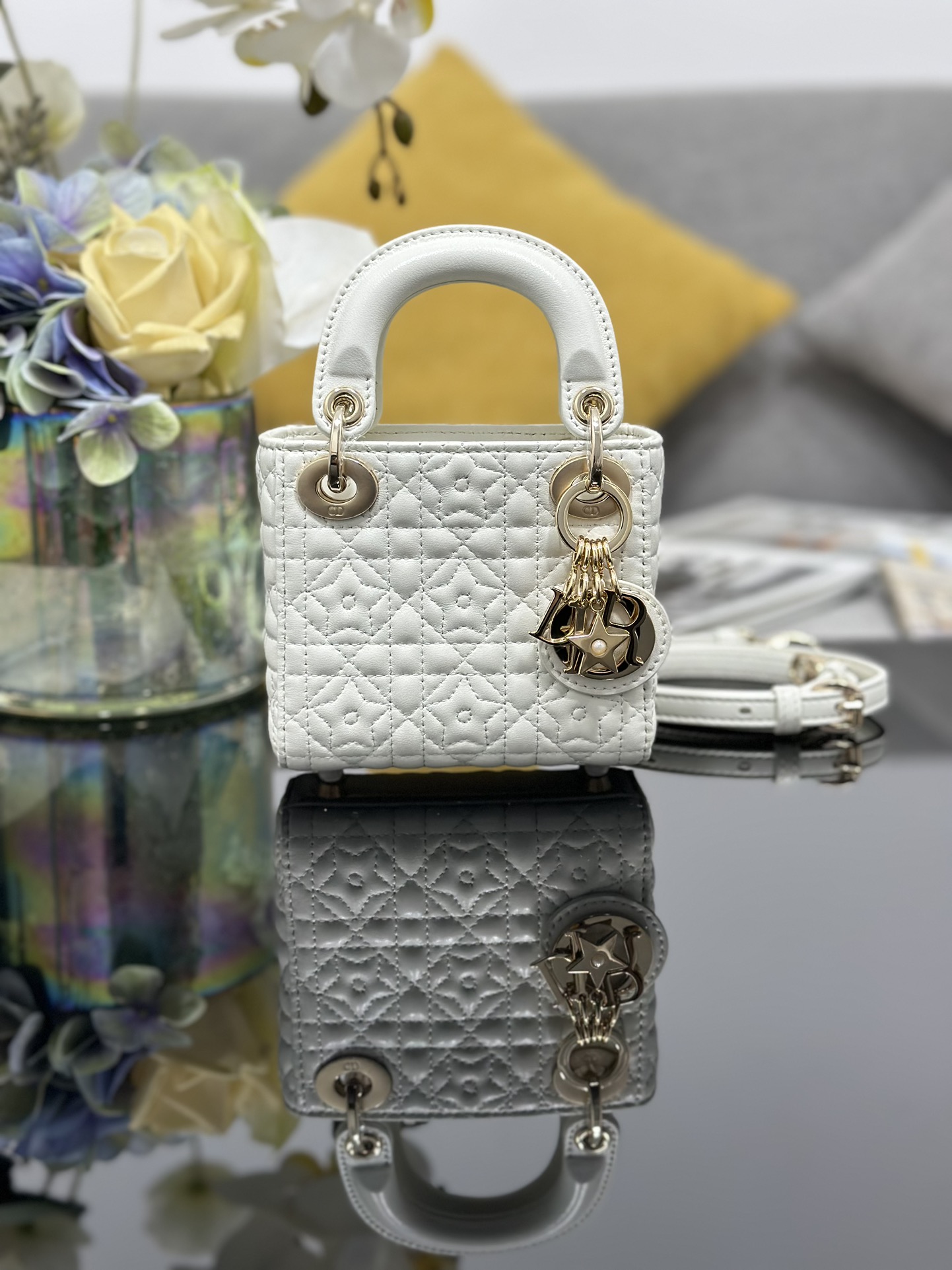 ❤❤ La mini estrella de la suerte Lady Dior de piel de oveja es blanca, con tendones de oveja en el interior. La estrell…