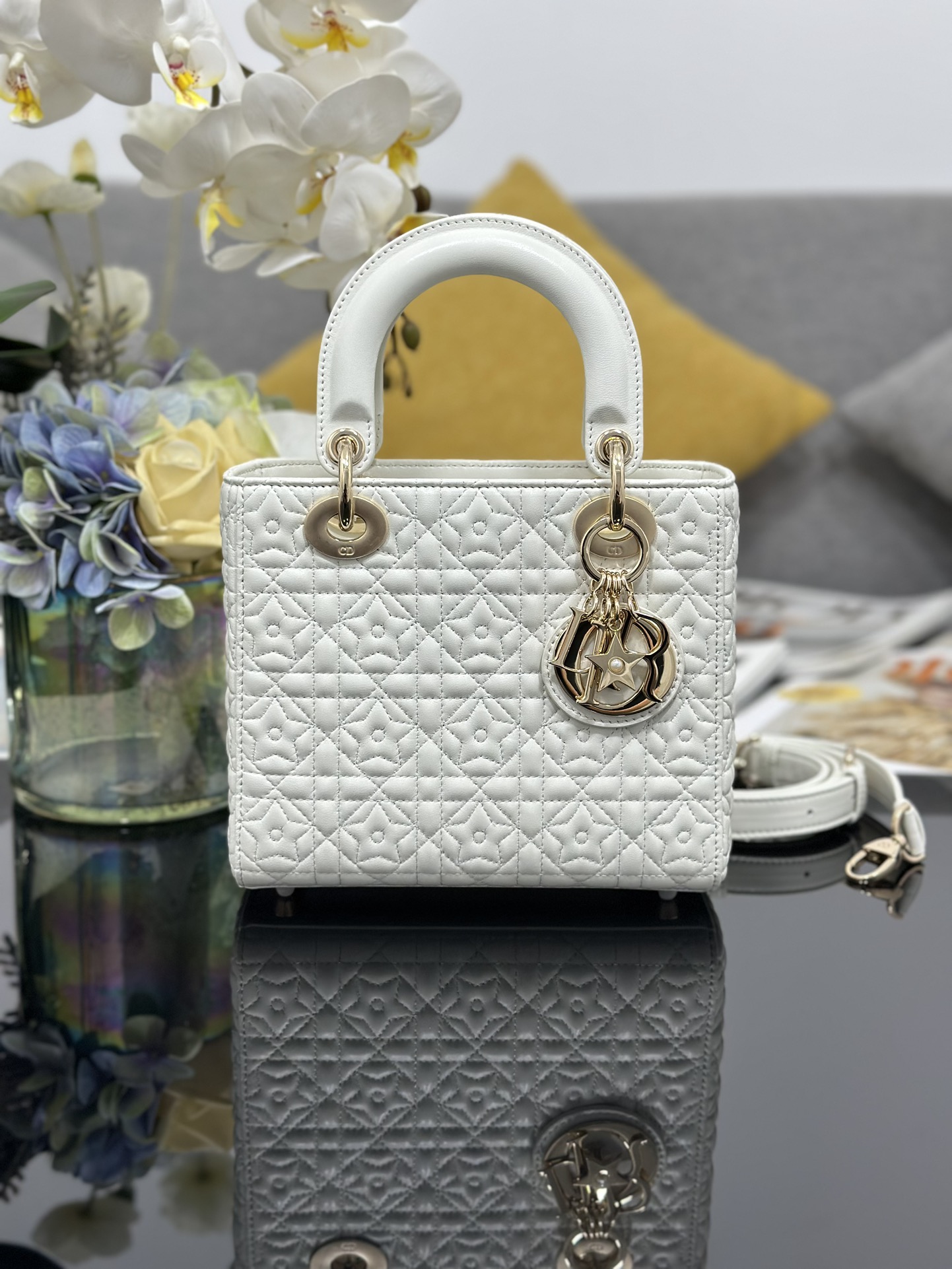 La estrella de la suerte de cuatro cuadros de piel de oveja de Lady Dior es blanca, con tendones de oveja en el interio…