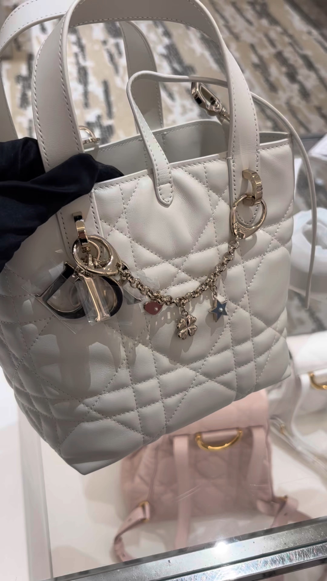 ❤️ ¡El nuevo bolso indígena vertical de Dior viene con una cadena de la suerte! El pedido anticipado se enviará pronto😍