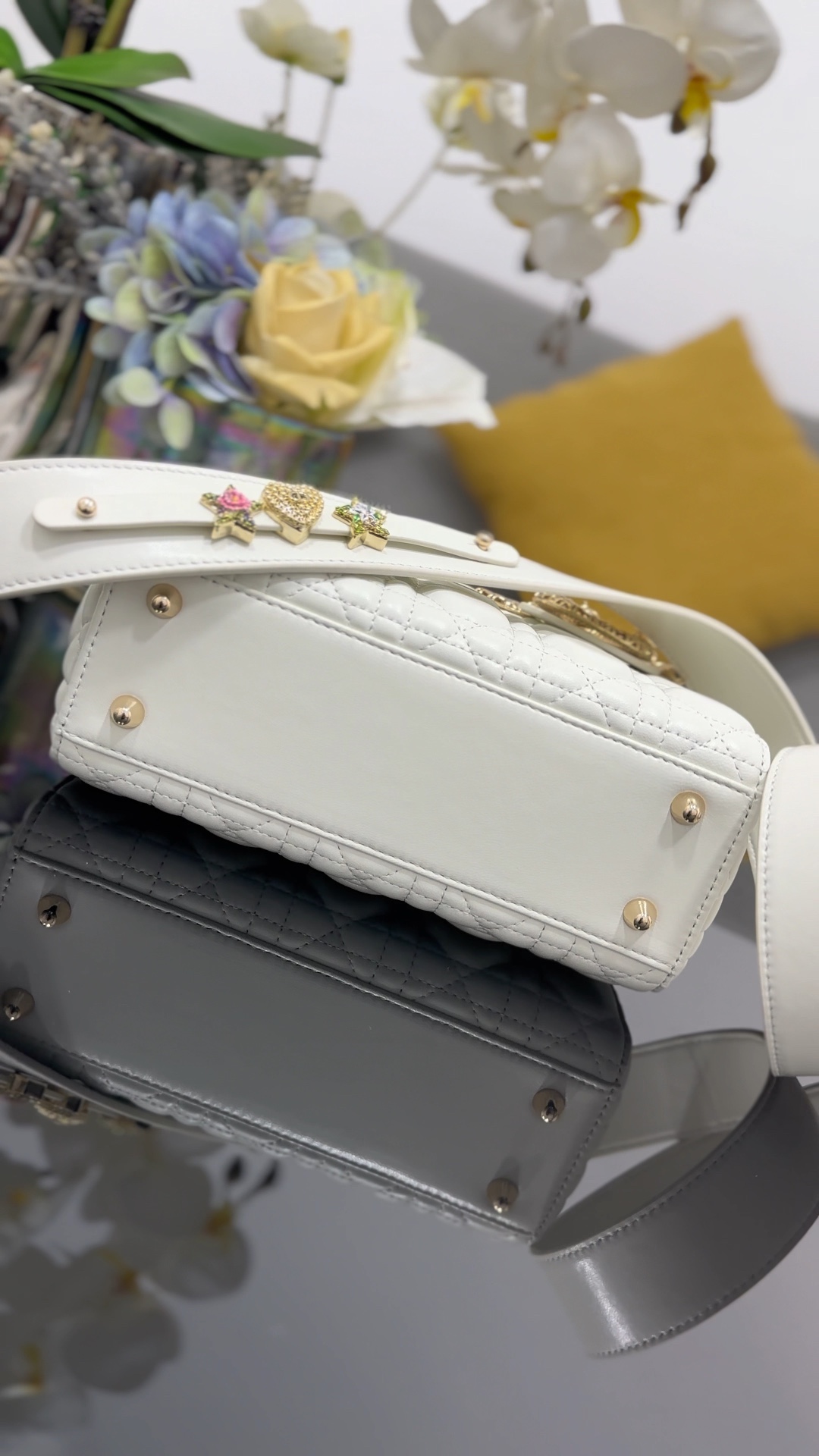 ❤️¡Nuevo estilo, hebilla hueca de piel de oveja de cuatro marcos, combinada con las últimas tres insignias!