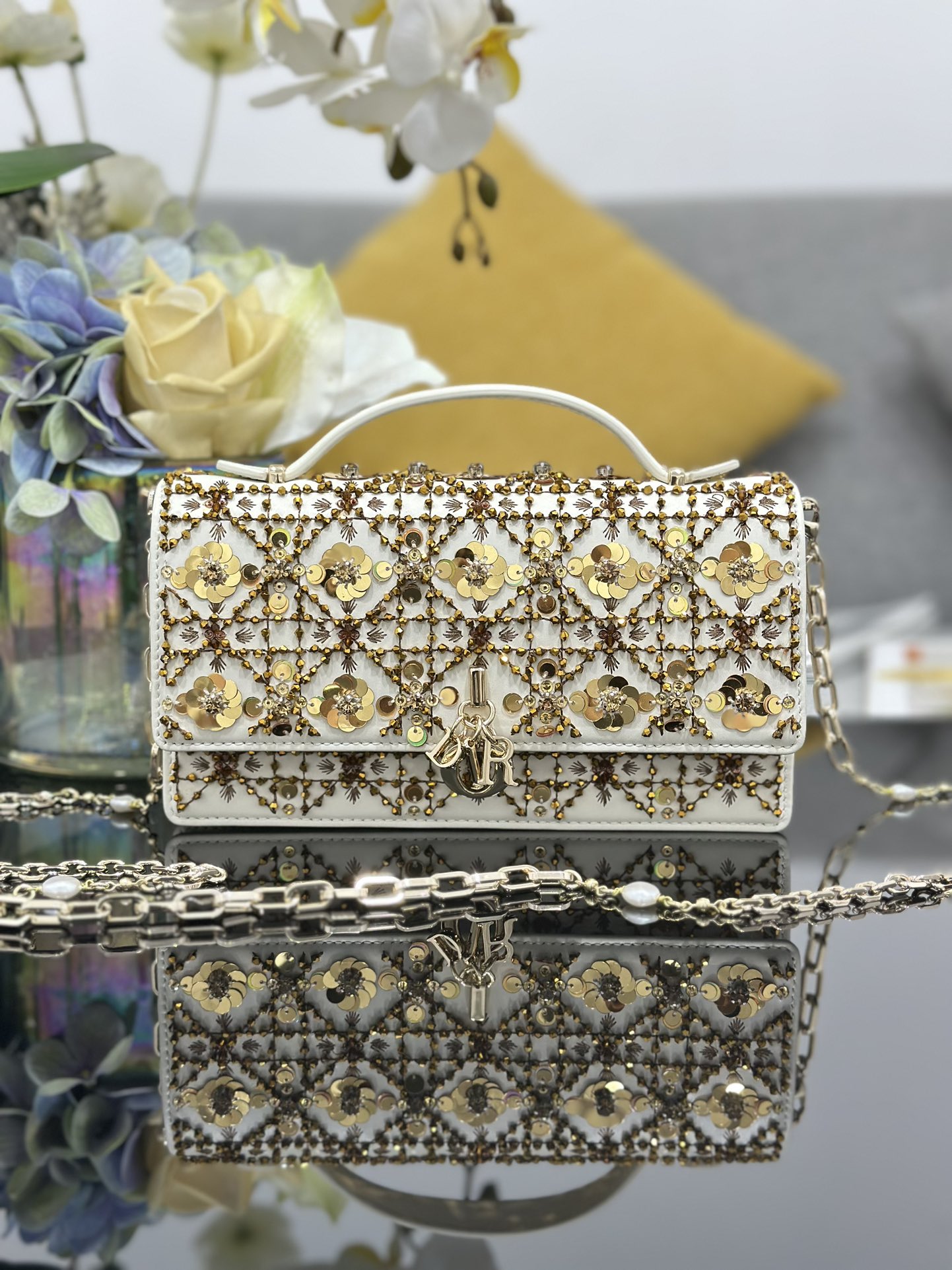 ❤❤ Cuentas bordadas en oro champán Miss Dior, un nuevo producto de la serie de bolsos con cadena, elegante y práctico. …