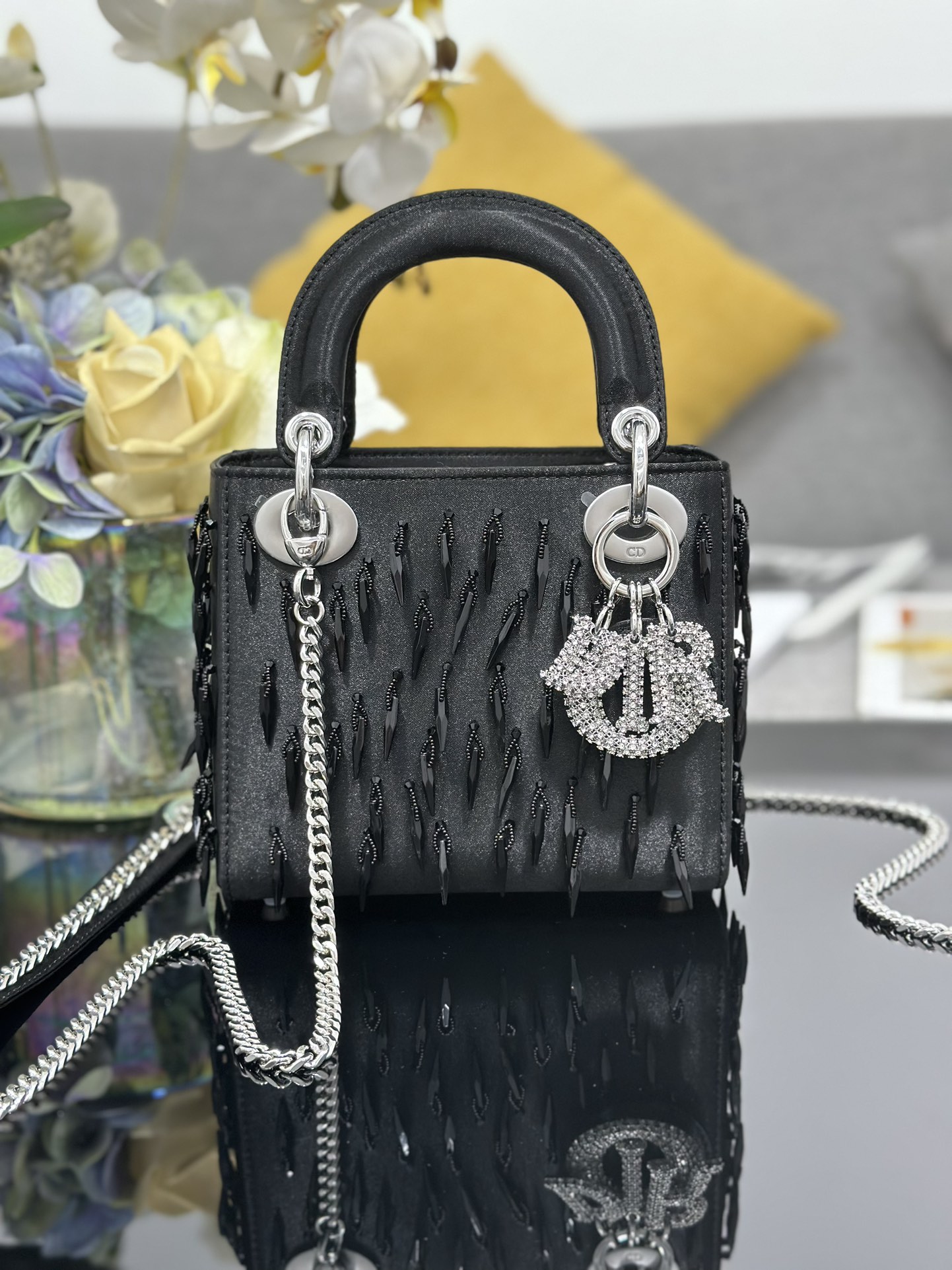 ❤️ Cuentas negras tipo bala bordadas de tres paneles de Lady Dior, cuidadosamente hechas a mano con tela de seda, las c…
