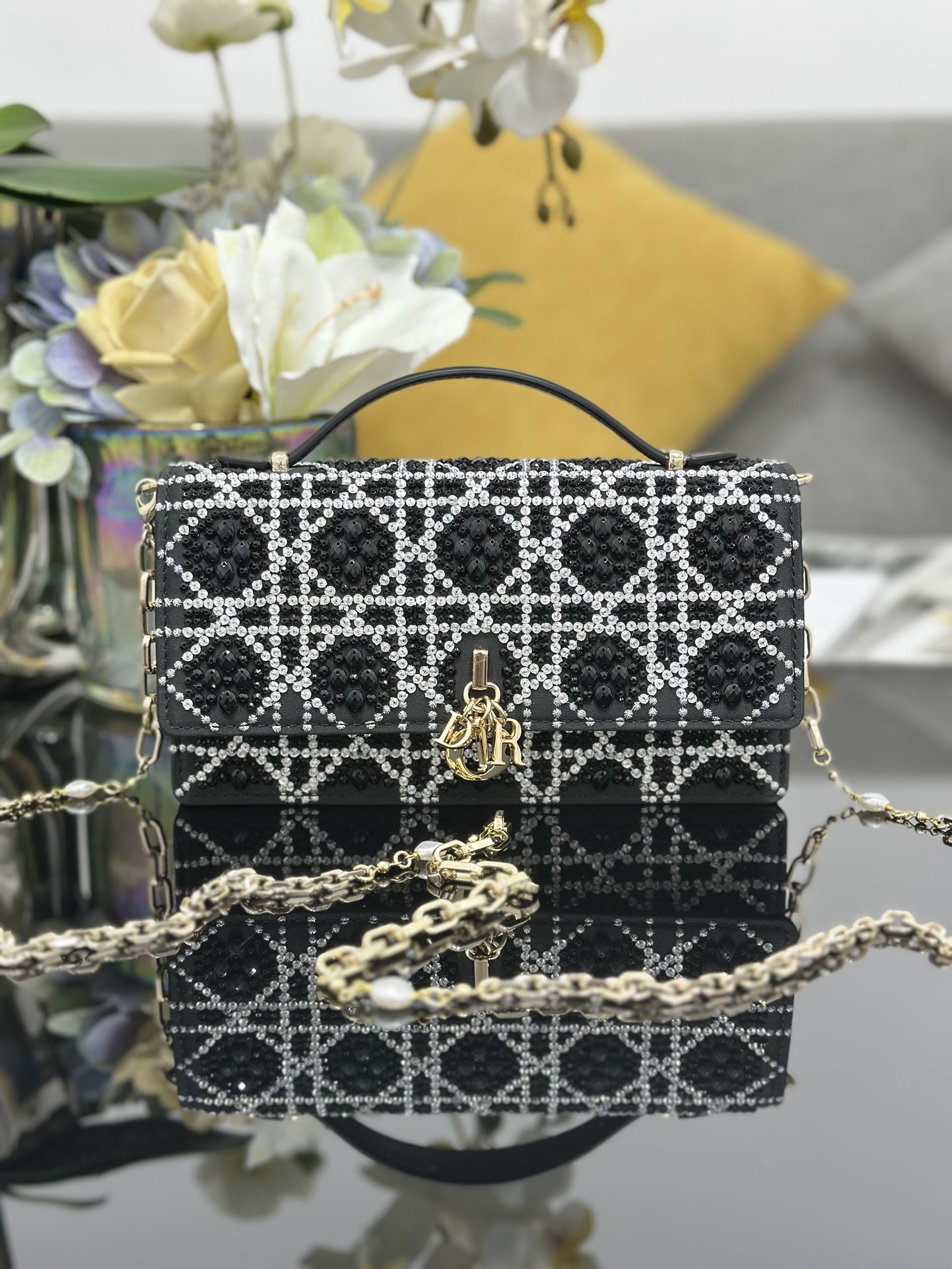❤❤Miss Dior bordado cristal negro, un nuevo producto de la serie de bolsos con cadena, elegante y práctico. Confecciona…
