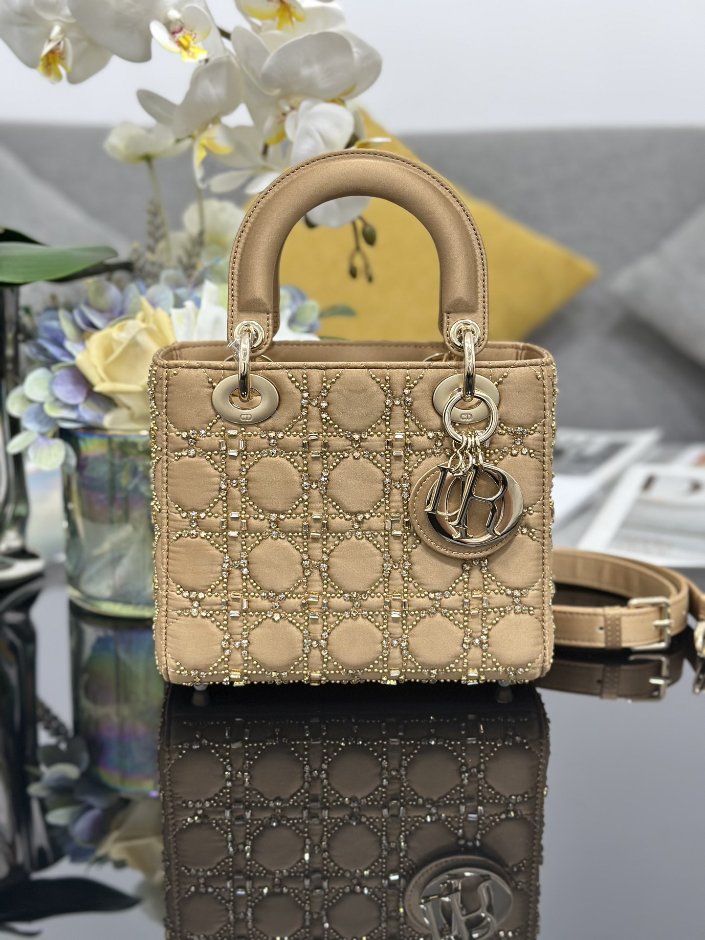 ❤️El bordado de cuatro cuadros de Lady Dior con diamantes y diamantes está cuidadosamente hecho de material satinado y …