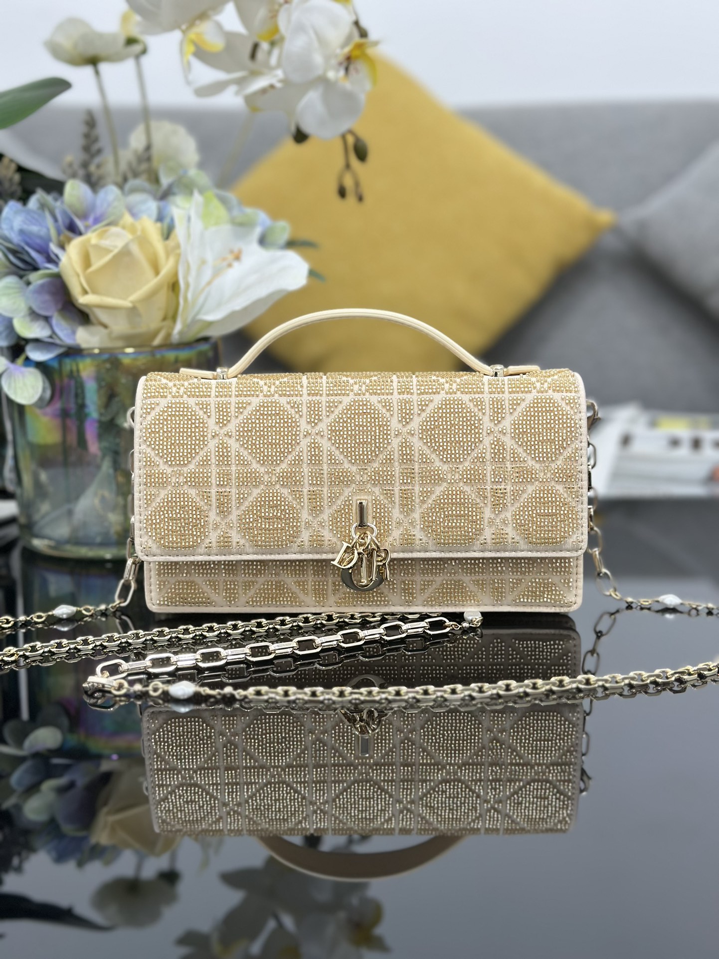 ❤❤ Tubo de cuentas bordado Miss Dior dorado, un nuevo producto de la serie de bolsos con cadena, elegante y práctico. C…