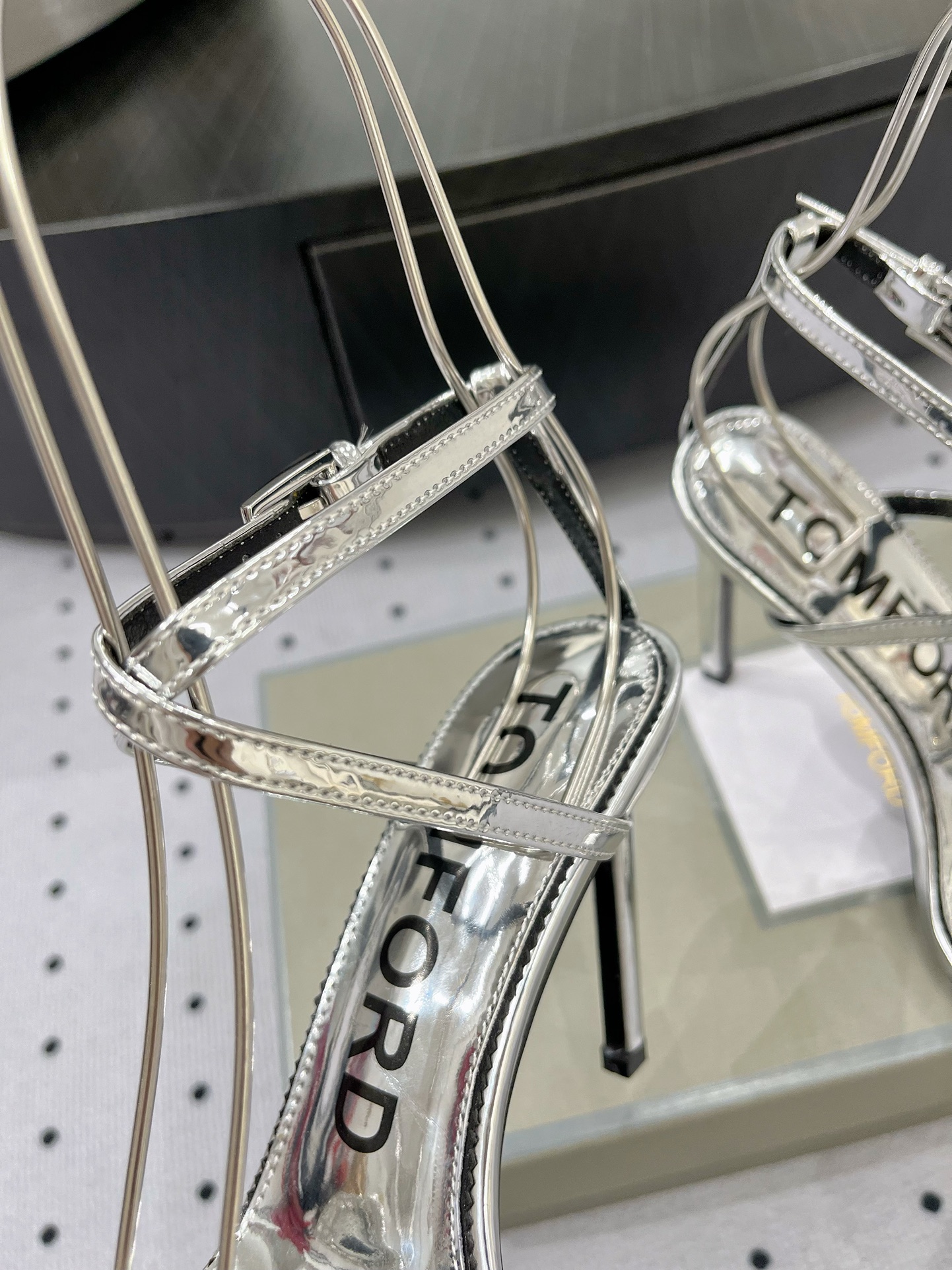 Fashion Highlights: Tomf Diamond Sandals, Sheepskin Inner, Elegant Style, 10cm Heels. - 图片 6