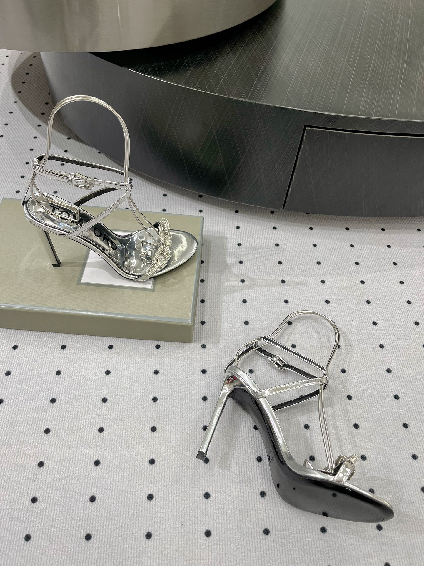Fashion Highlights: Tomf Diamond Sandals, Sheepskin Inner, Elegant Style, 10cm Heels. - 图片 9