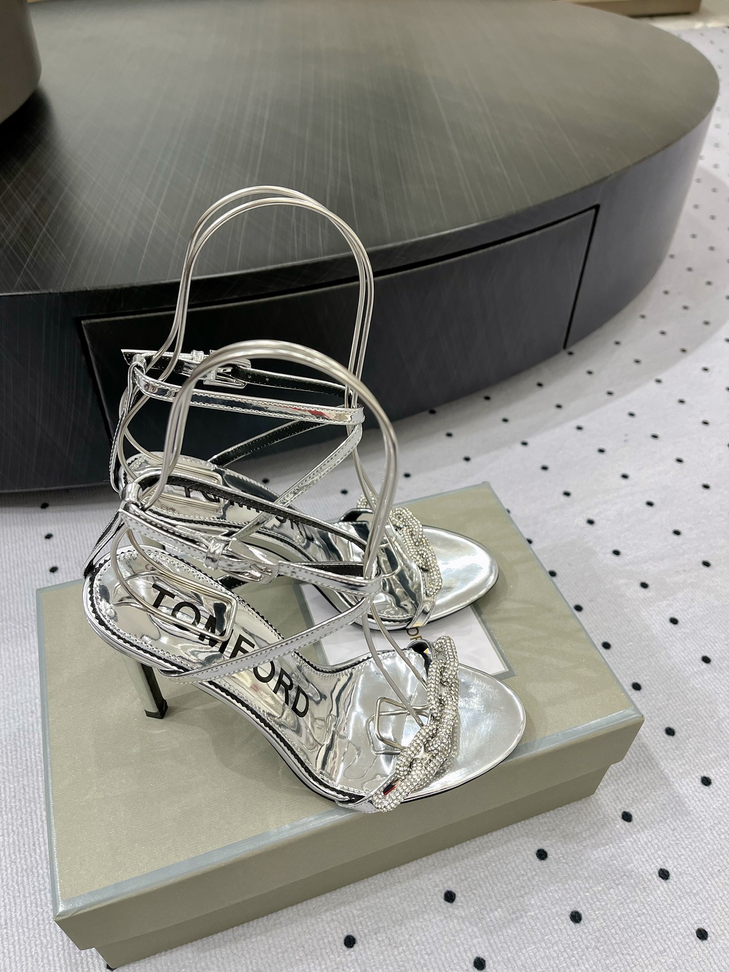 Fashion Highlights: Tomf Diamond Sandals, Sheepskin Inner, Elegant Style, 10cm Heels. - 图片 2