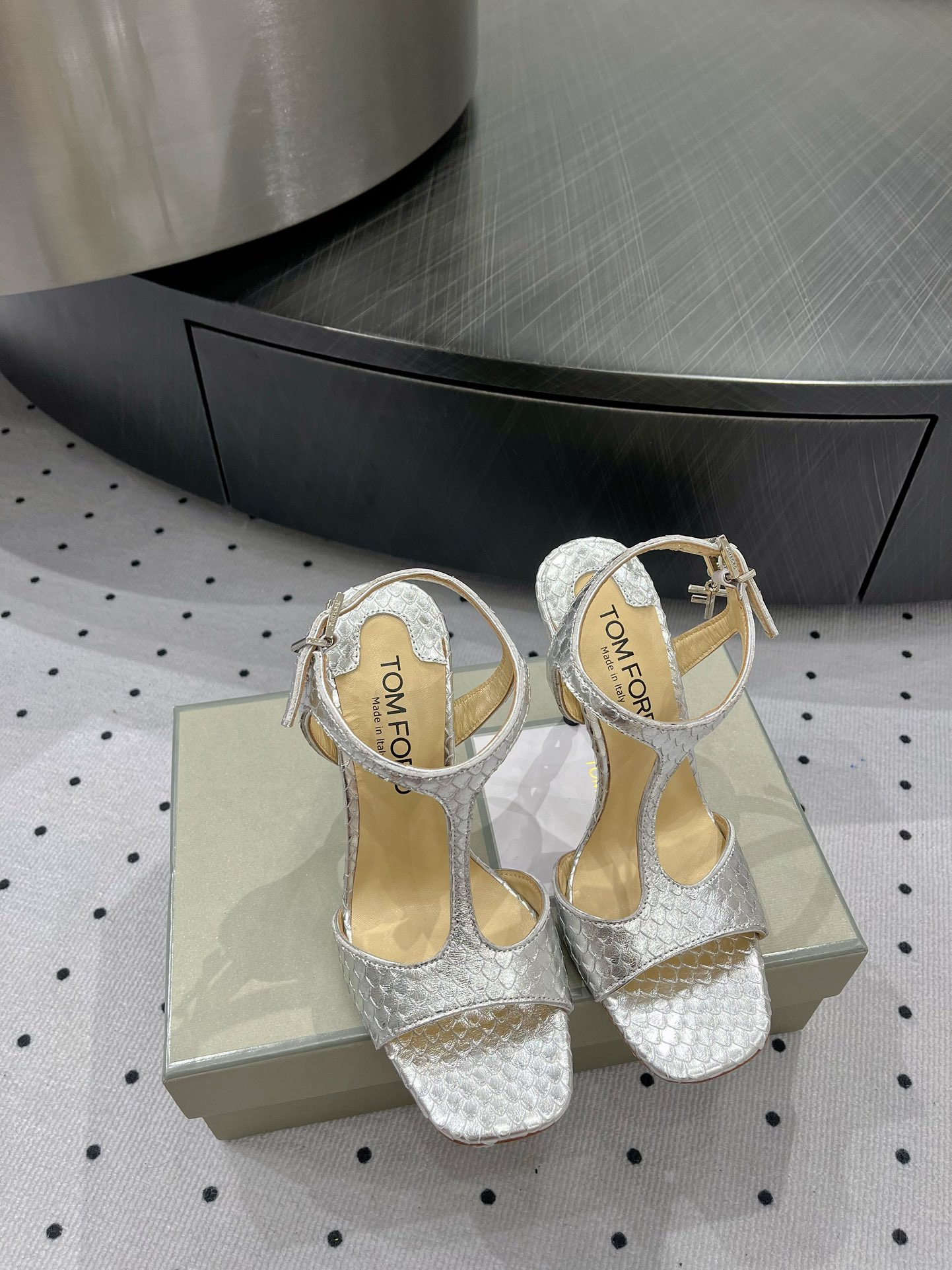 NO:411413,New autumn and winter products, brand new design style, original customized handmade knife cutting materials, atmospheric and fashionable fabric, sheepskin, inner sheepskin, sole, cowhide, elegant style, create a different feeling, heel height 10.5 cm, counter packaging, simple and elegant style!  show bdetails ———————————— size. ｜35-39 (40 41 42 customization), sandals, sandals, cowhide, sheepskin19860909秋冬新品 全新设计风格,原版定制手工刀割纹材料,大气时尚 面料 羊皮  内里 羊皮 鞋底 牛皮 优雅风格 创造不一样的感觉 跟高 10 .5 cm 专柜包装 简约气质款式！ show bdetails ———————————— size. ｜35-39（40 41 42 定制）,凉鞋,sandals,cowhide,sheepskin,Women's Shoes