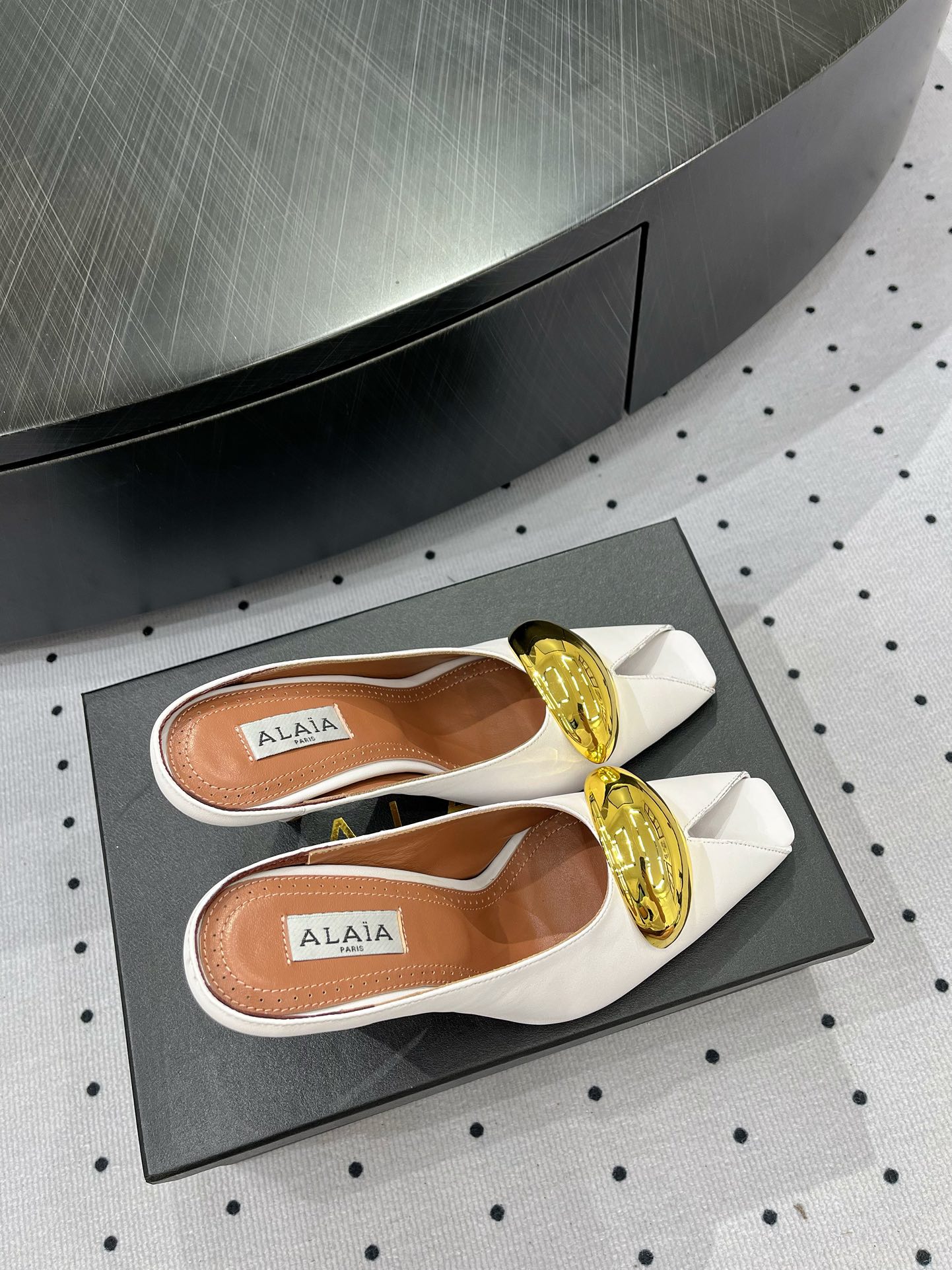 Alaïa White Leather Mules with Gold Embellishment Pointed Toe Heel Shoes 6 i1717061210 1612 0