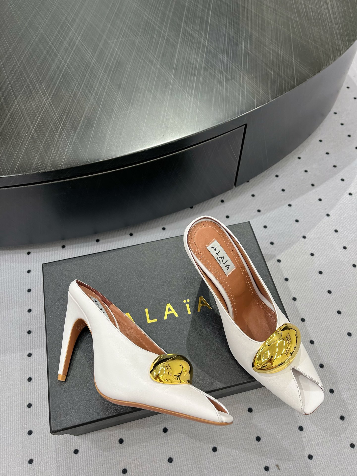 Alaïa White Leather Mules with Gold Embellishment Pointed Toe Heel Shoes 3 i1717061211 3549 4