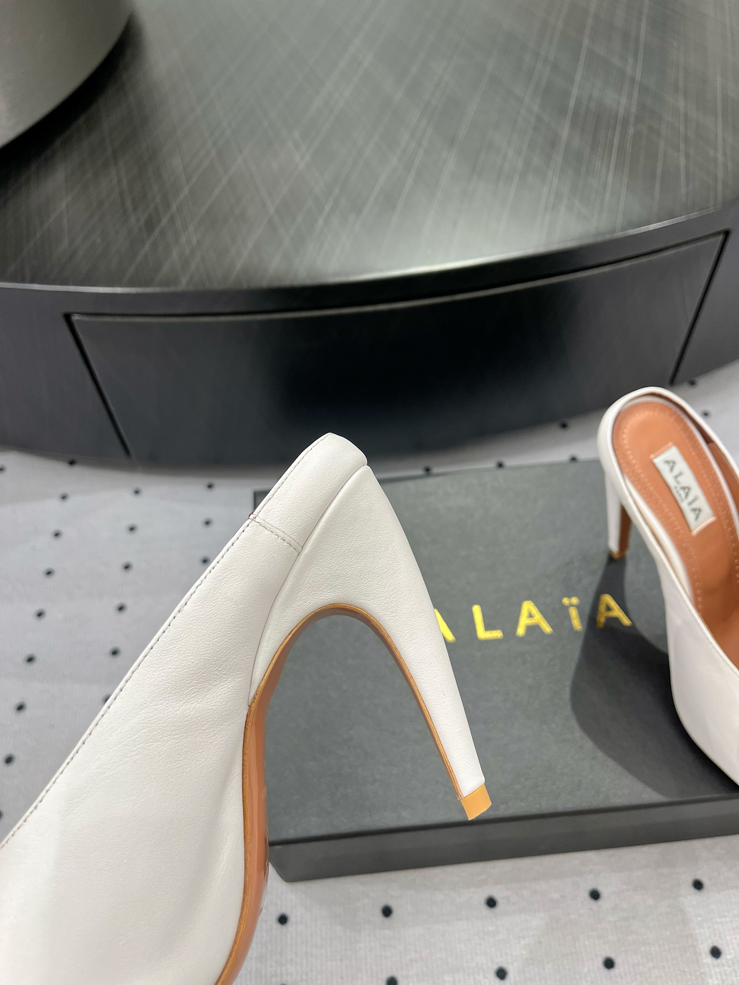 Alaïa White Leather Mules with Gold Embellishment Pointed Toe Heel Shoes 8 i1717061211 7865 8
