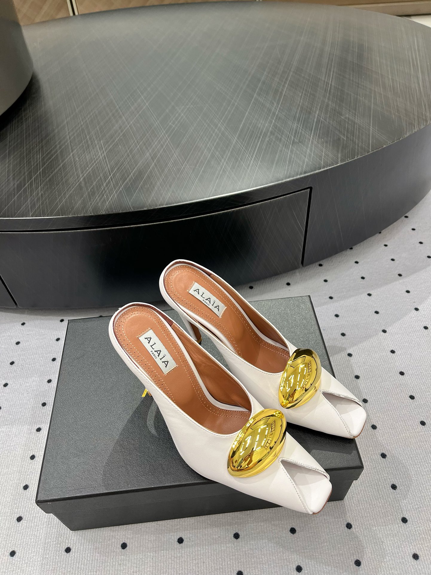 Alaïa White Leather Mules with Gold Embellishment Pointed Toe Heel Shoes 5 i1717061211 8293 3