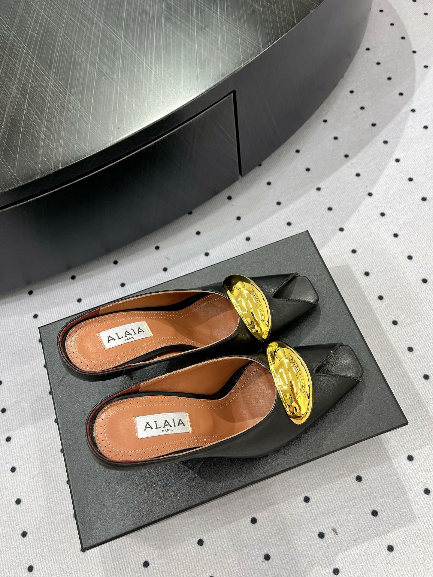 Alaïa Elegant Leather Heeled Mules with Golden Embellishment 8 i1717061278 6342 6