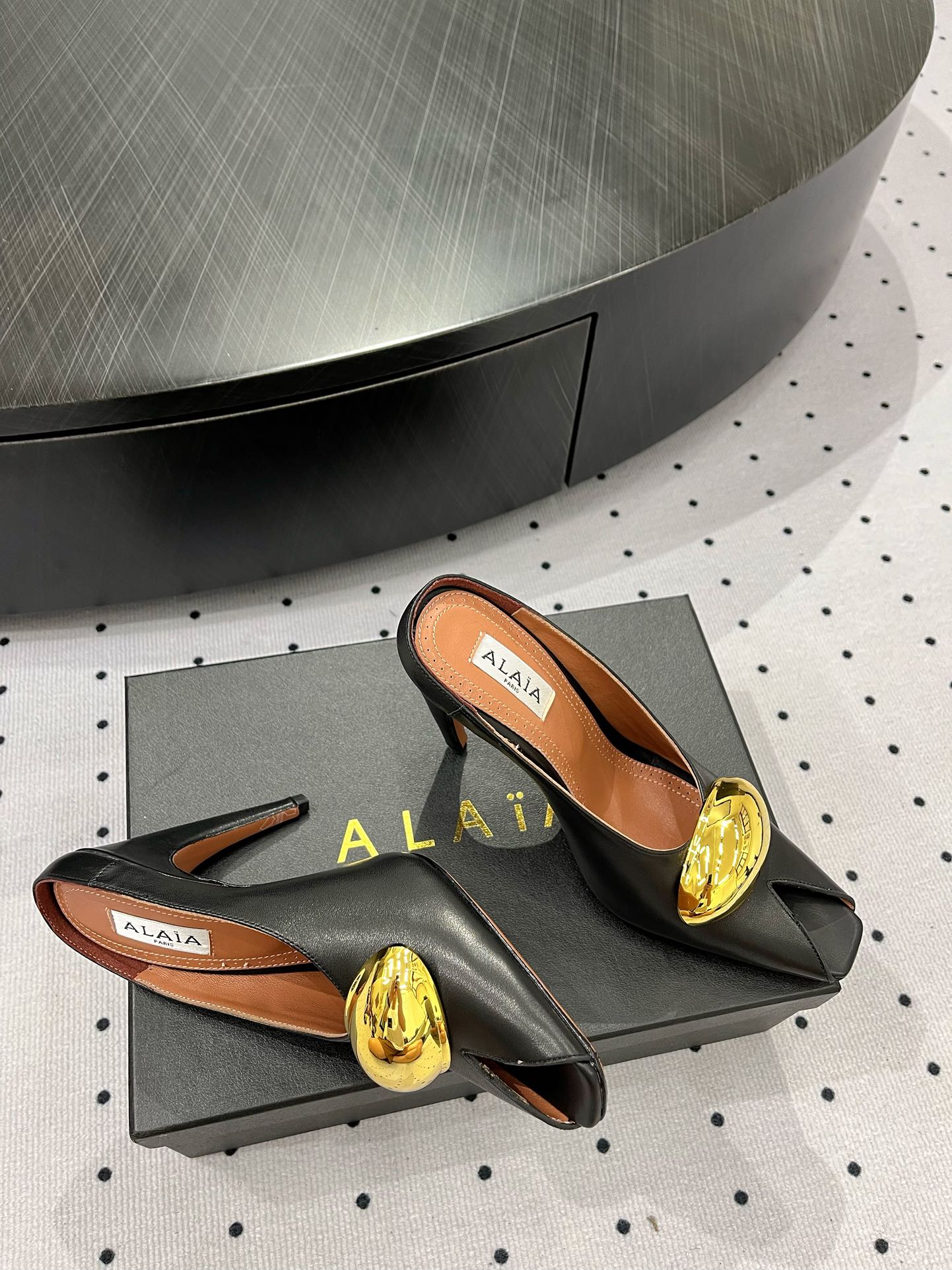 Alaïa Elegant Leather Heeled Mules with Golden Embellishment 9 i1717061278 7927 5