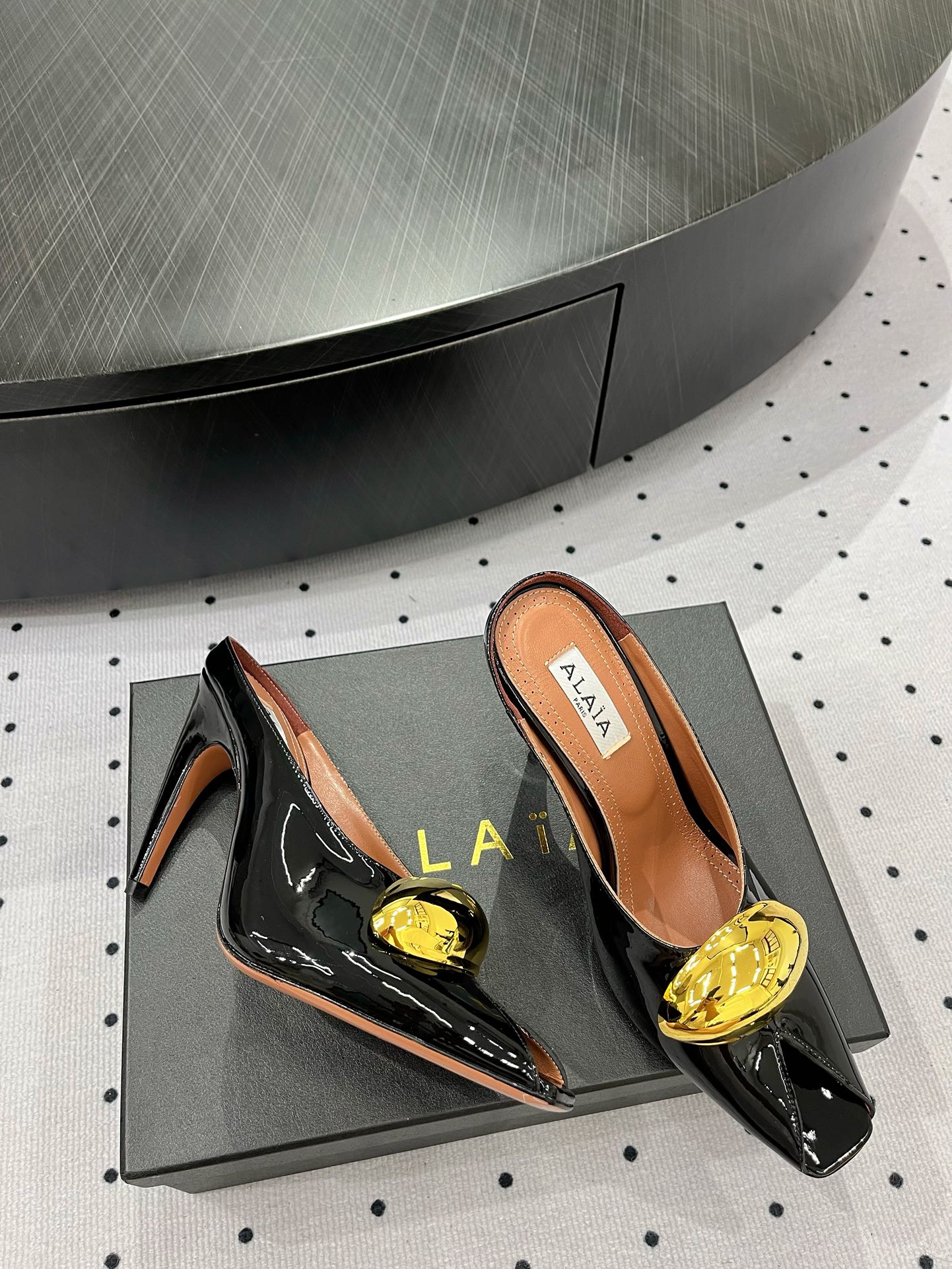 Alaïa Elegant Leather Mules with Golden Embellishment - High Heel 7 i1717061324 6918 1