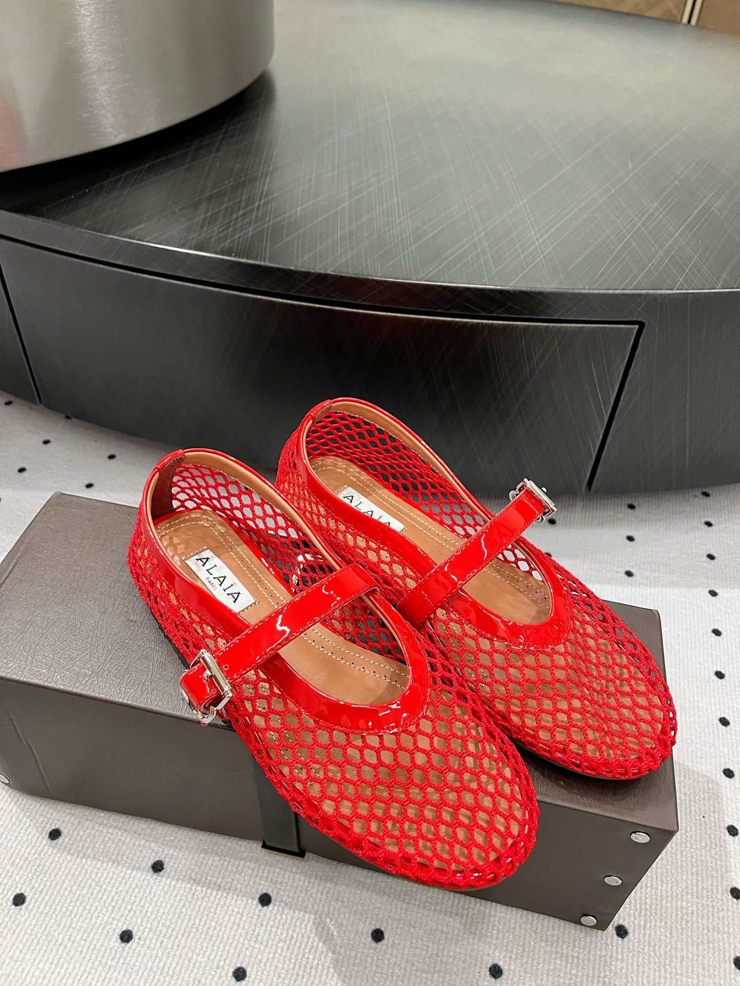 “Alaia Ballet Shoes: Comfortable Luxury with Sheepskin Lining and Rubber Sole” - 图片 5