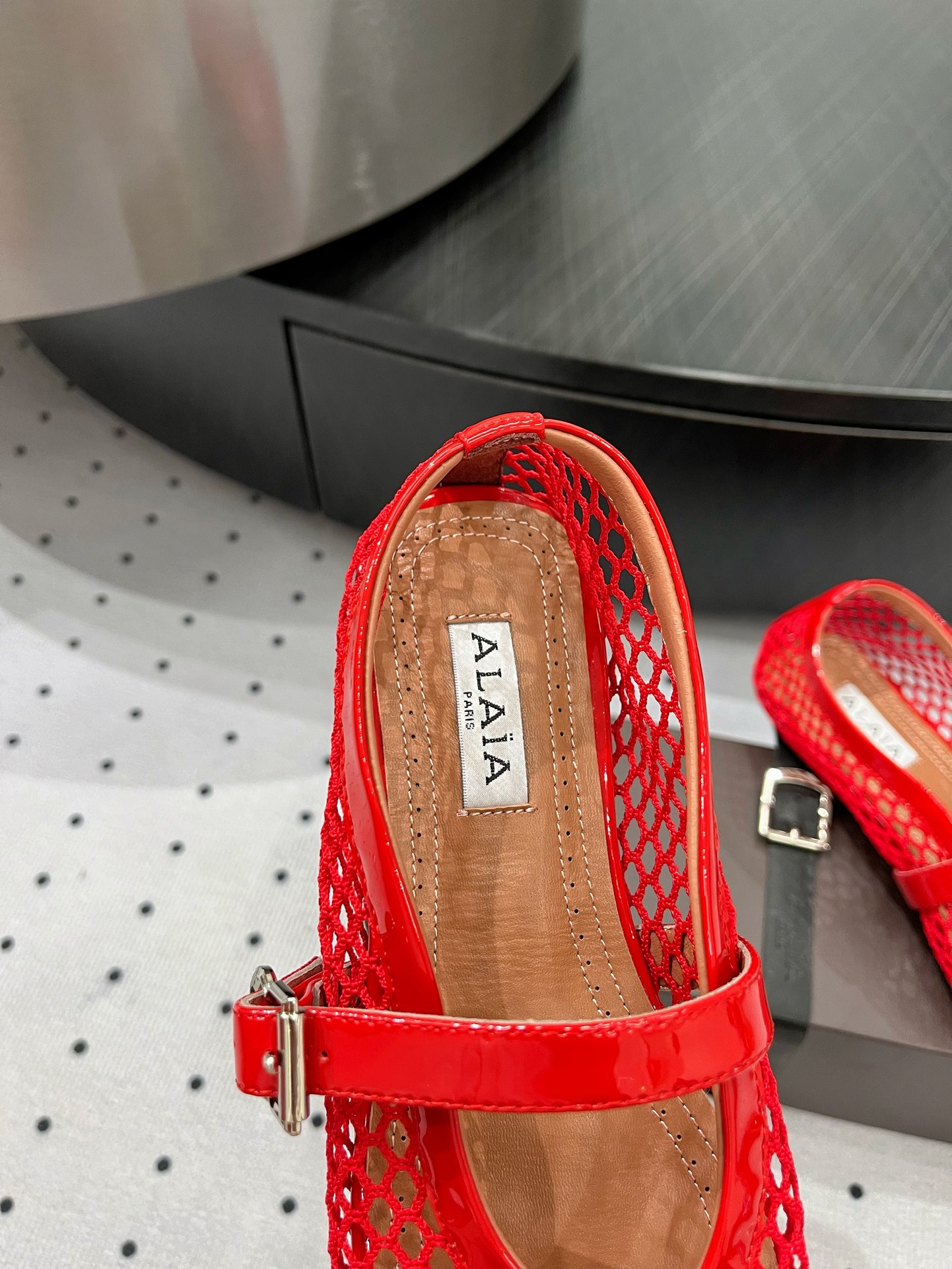 “Alaia Ballet Shoes: Comfortable Luxury with Sheepskin Lining and Rubber Sole” - 图片 6