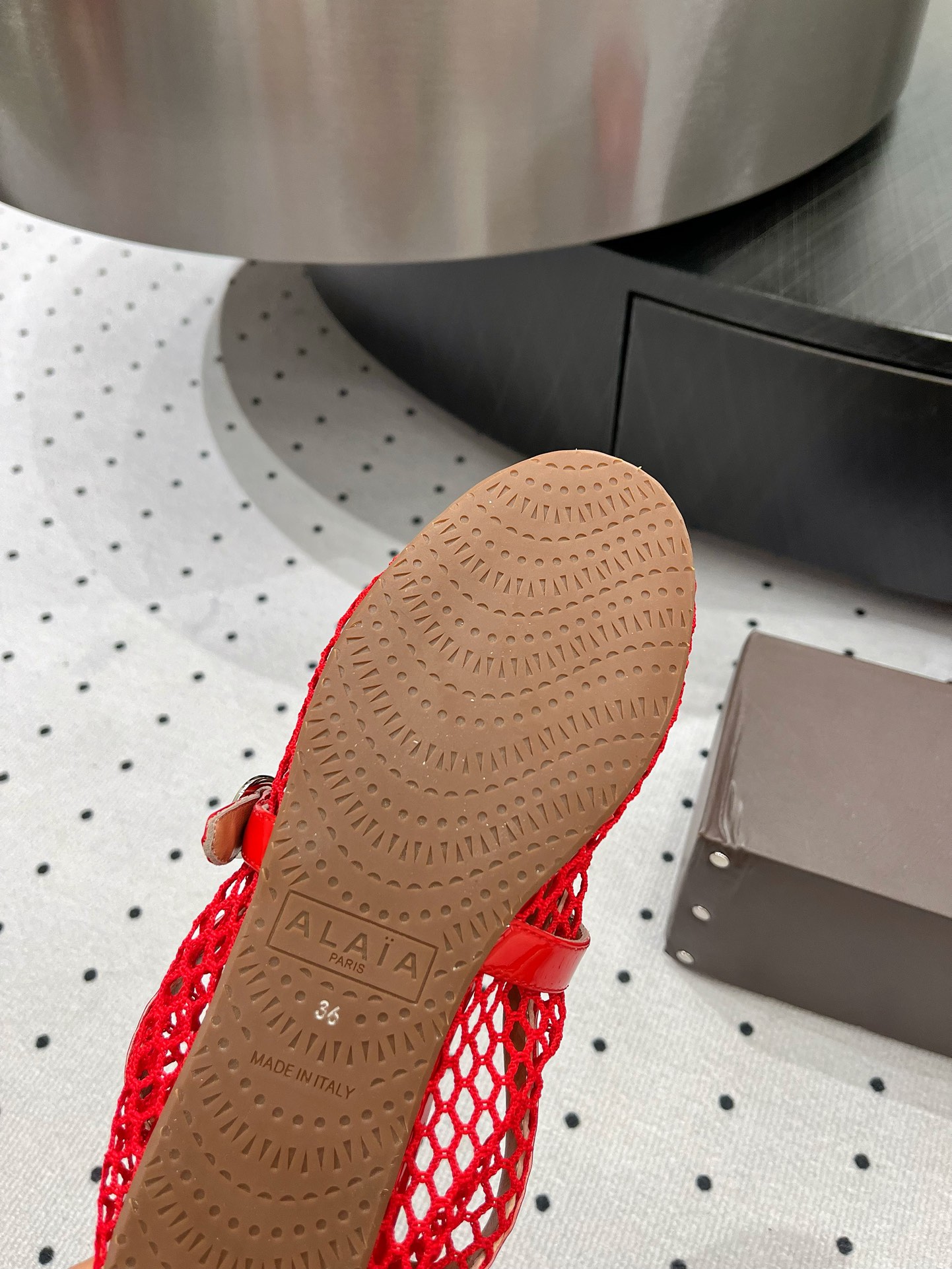 “Alaia Ballet Shoes: Comfortable Luxury with Sheepskin Lining and Rubber Sole” - 图片 4