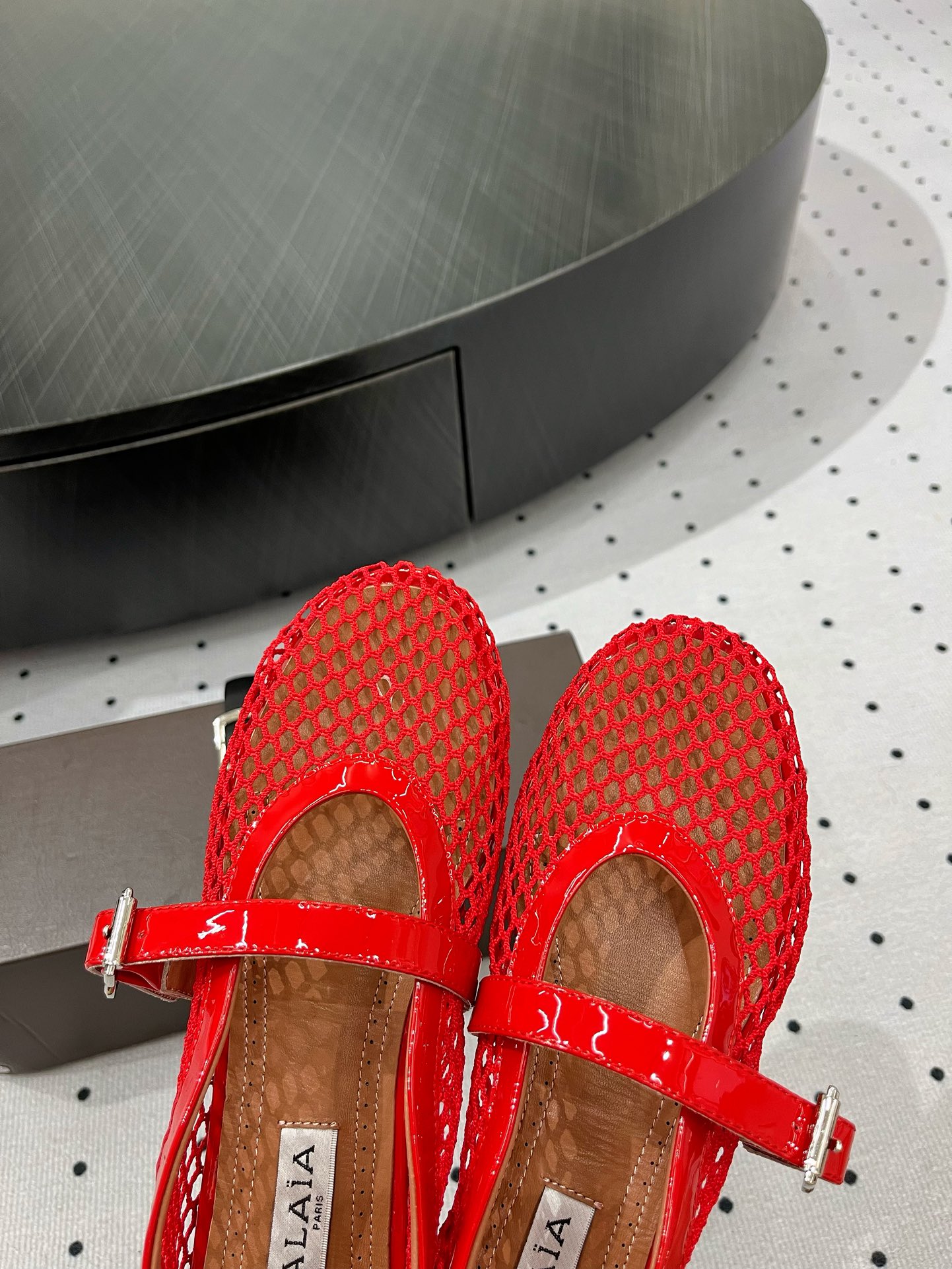 “Alaia Ballet Shoes: Comfortable Luxury with Sheepskin Lining and Rubber Sole” - 图片 3