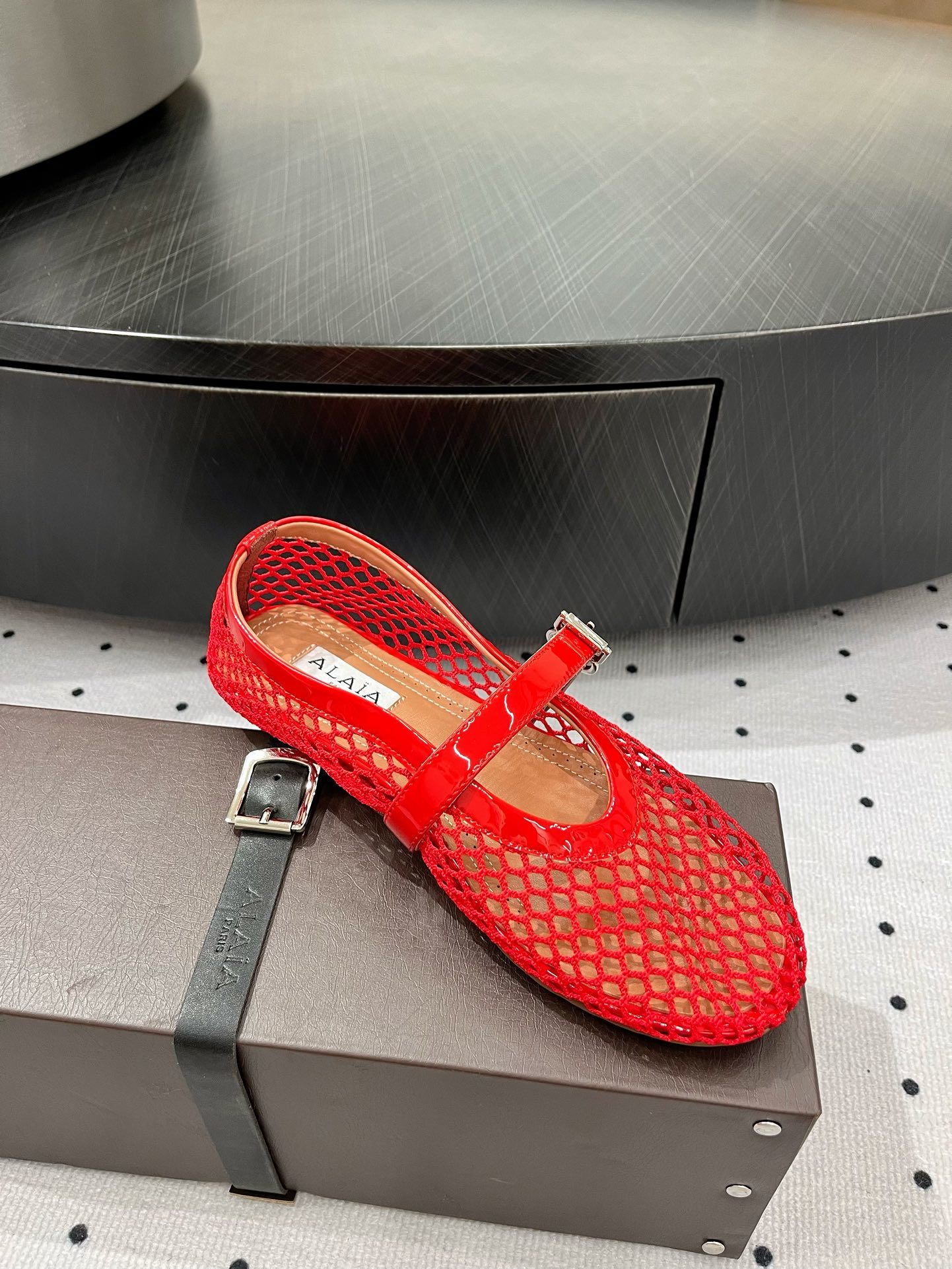 “Alaia Ballet Shoes: Comfortable Luxury with Sheepskin Lining and Rubber Sole” - 图片 8