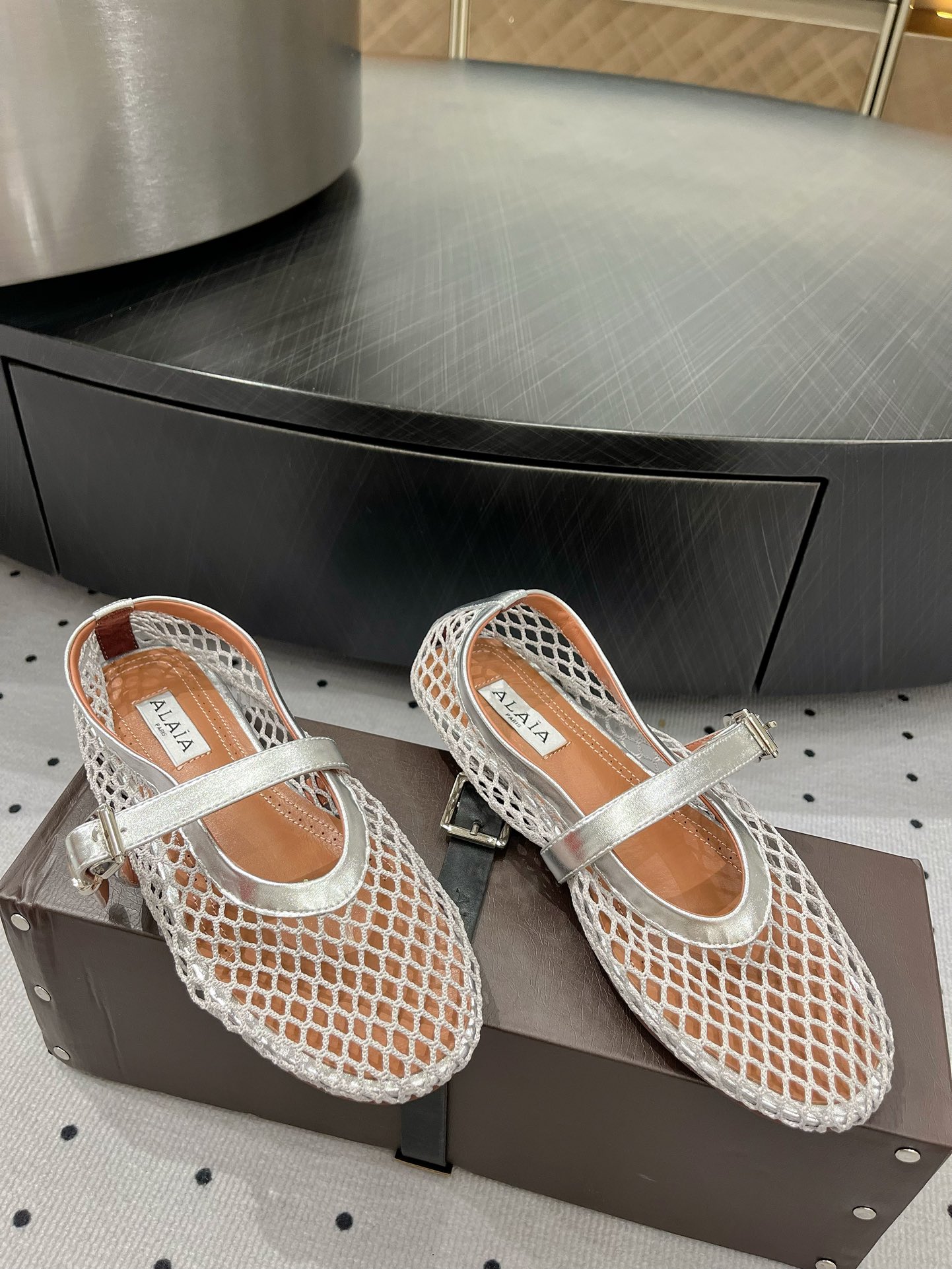 “Alaia Ballet Shoes: Comfortable and Stylish with Sheepskin Lining and Rubber Sole” - 图片 3