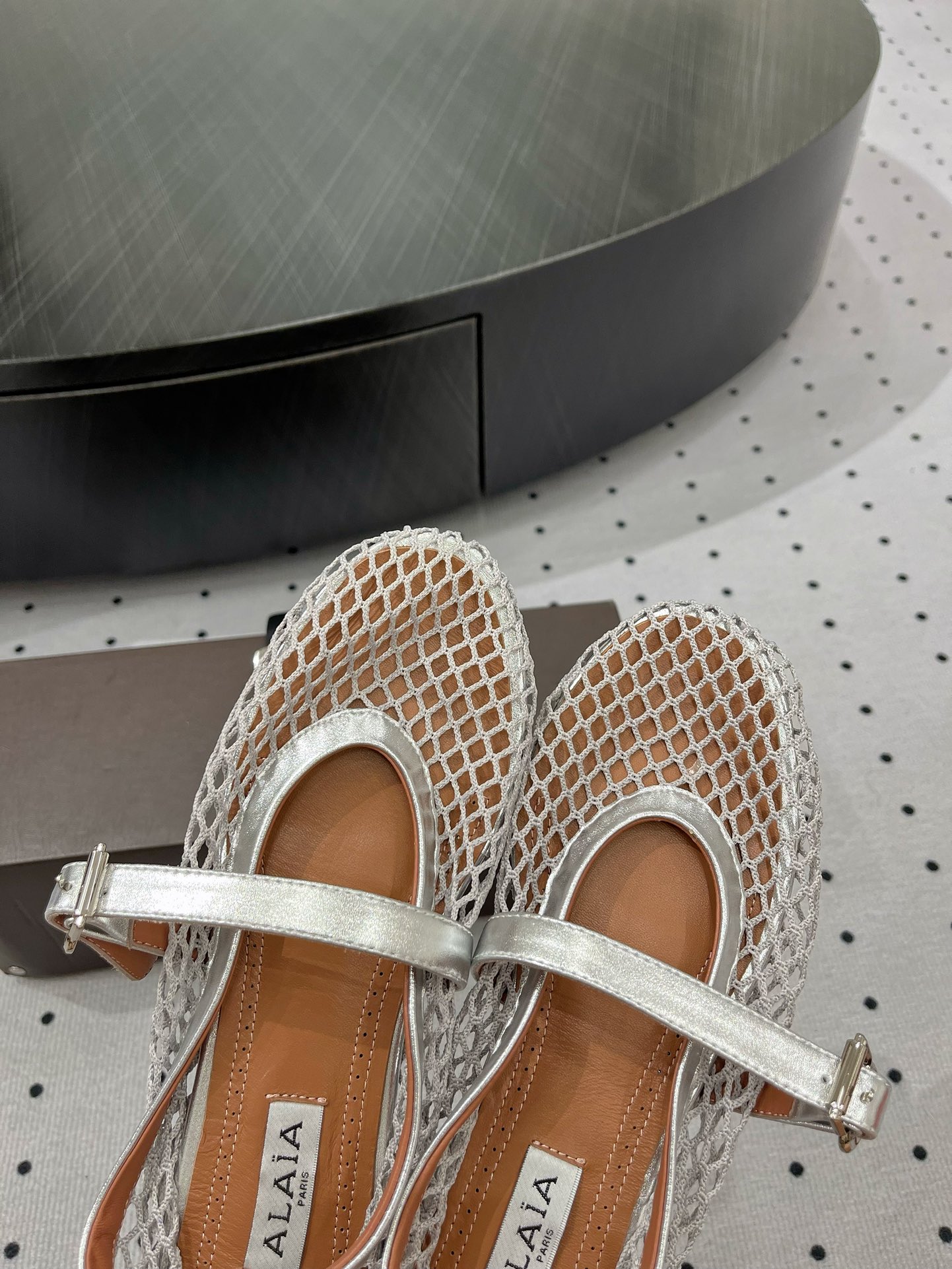 “Alaia Ballet Shoes: Comfortable and Stylish with Sheepskin Lining and Rubber Sole” - 图片 5