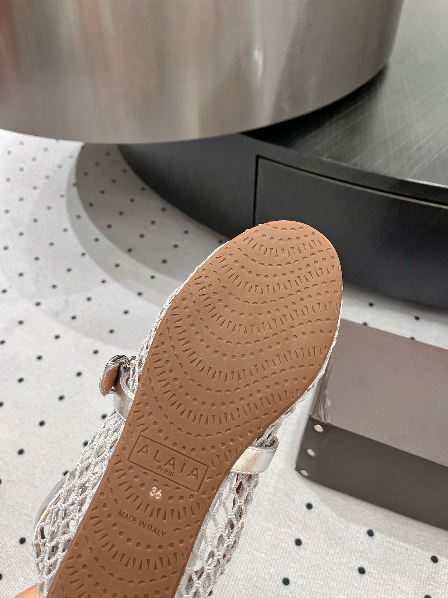 “Alaia Ballet Shoes: Comfortable and Stylish with Sheepskin Lining and Rubber Sole” - 图片 8