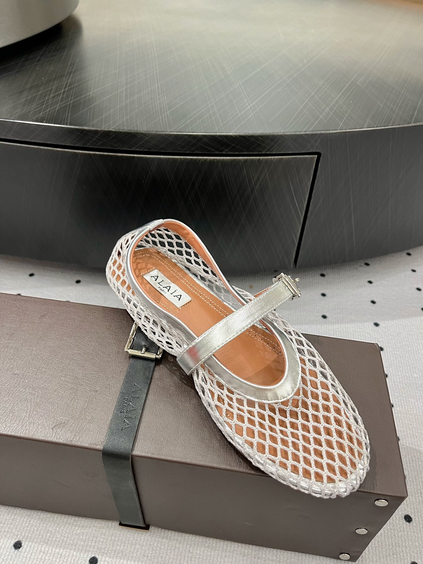 “Alaia Ballet Shoes: Comfortable and Stylish with Sheepskin Lining and Rubber Sole” - 图片 7