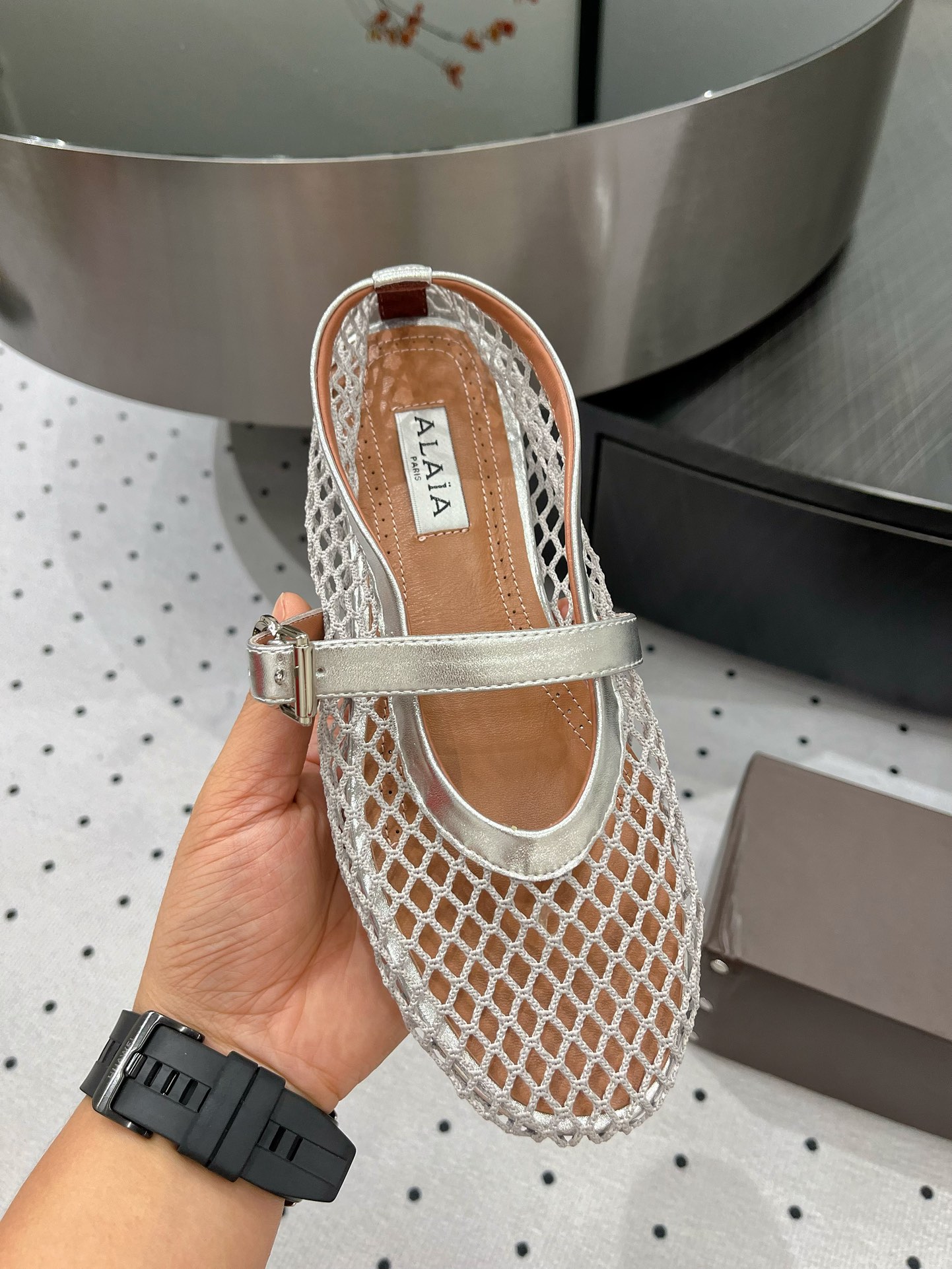 “Alaia Ballet Shoes: Comfortable and Stylish with Sheepskin Lining and Rubber Sole” - 图片 4