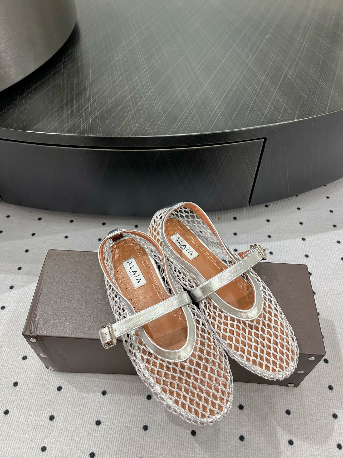 “Alaia Ballet Shoes: Comfortable and Stylish with Sheepskin Lining and Rubber Sole” - 图片 2