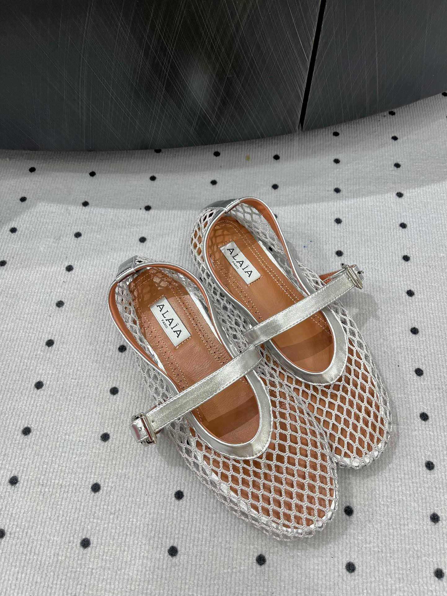 “Alaia Ballet Shoes: Comfortable and Stylish with Sheepskin Lining and Rubber Sole” - 图片 9