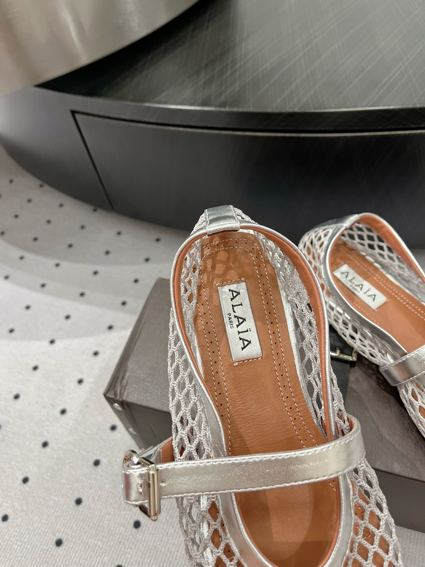 “Alaia Ballet Shoes: Comfortable and Stylish with Sheepskin Lining and Rubber Sole” - 图片 6