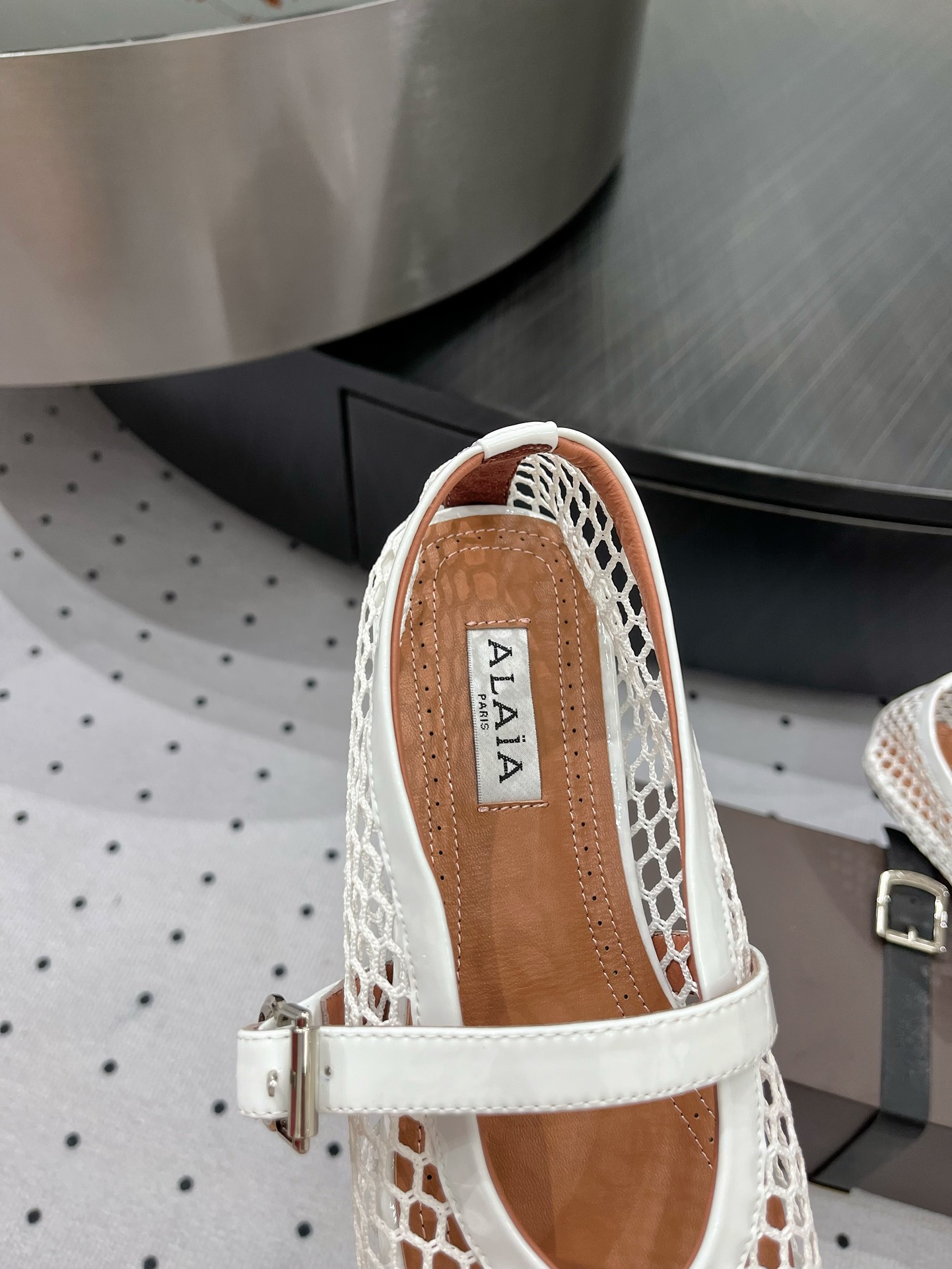 “Alaia Ballet Shoes: Stylish, Comfortable, and High-Quality with Sheepskin Lining” - 图片 5